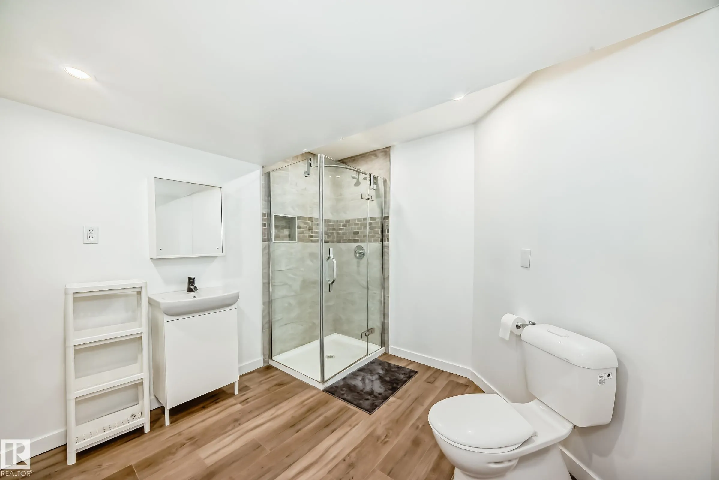8420 SLOANE Crescent