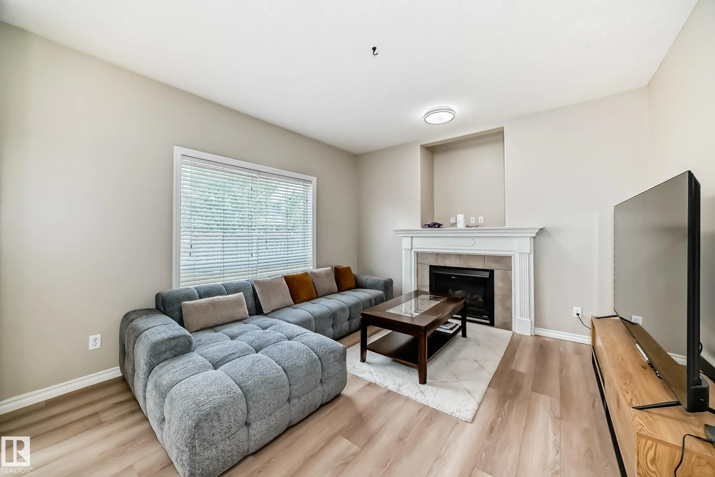 8420 SLOANE Crescent
