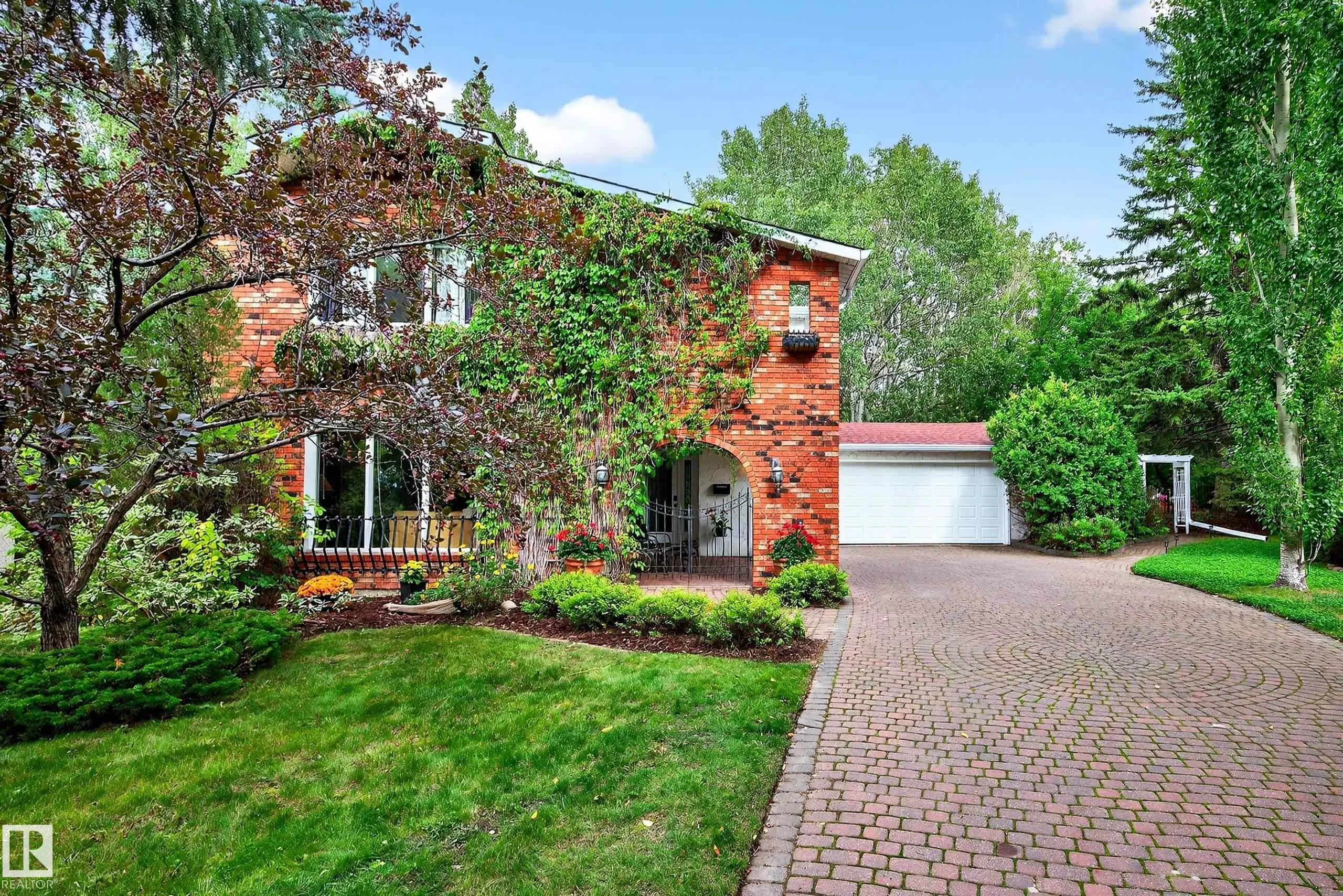 8 GREENWOOD Place
