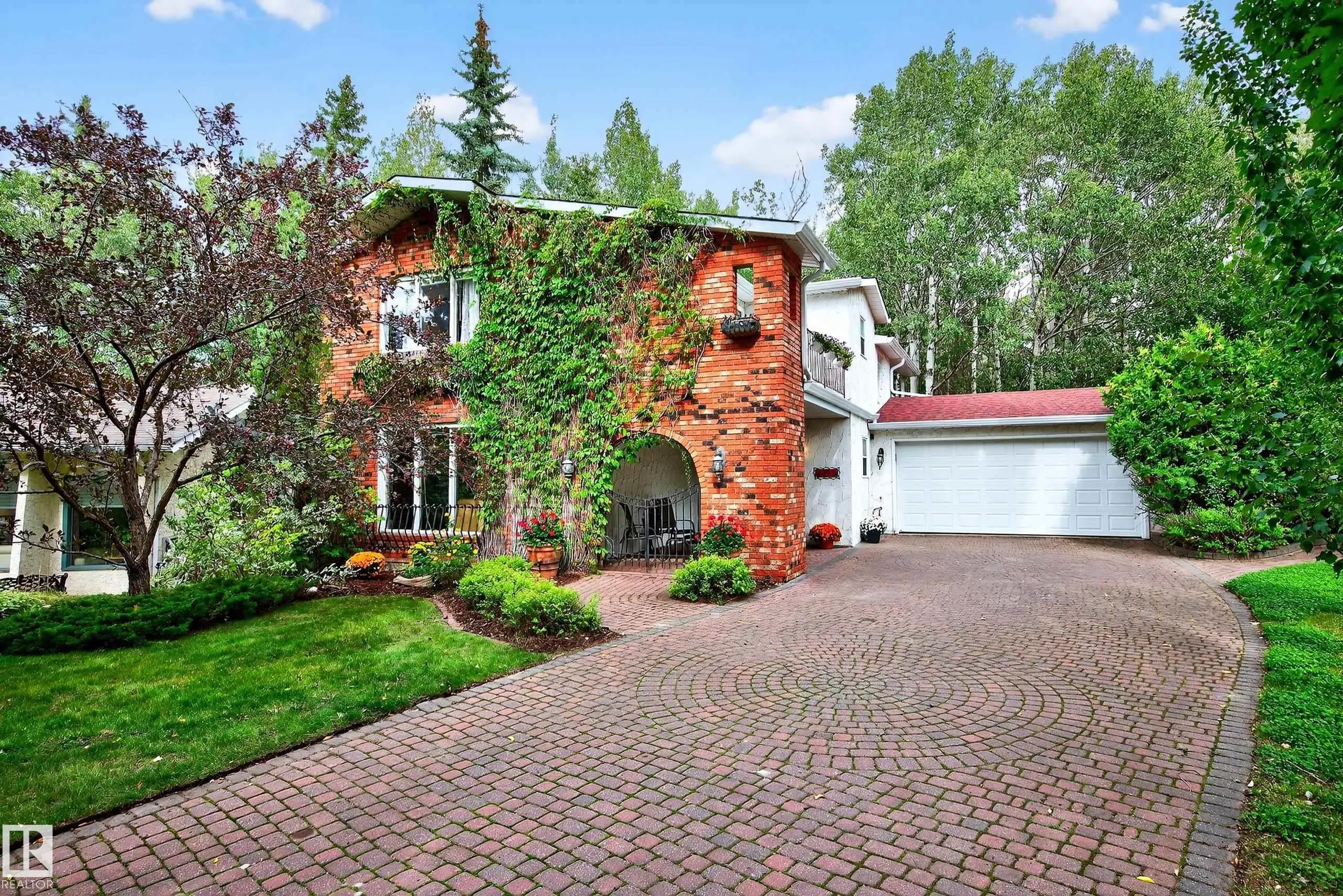 8 GREENWOOD Place