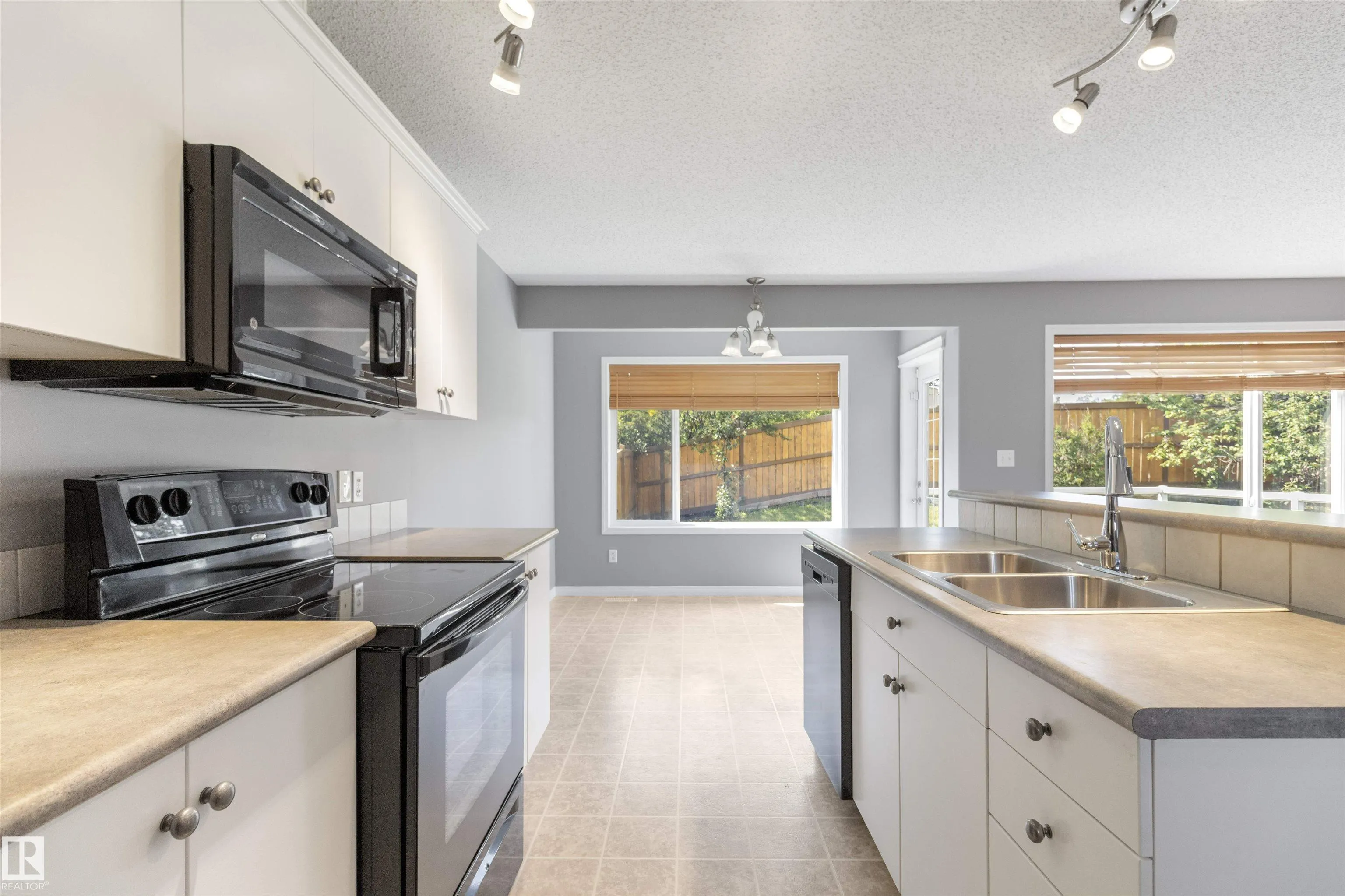 367 SUMMERTON Crescent