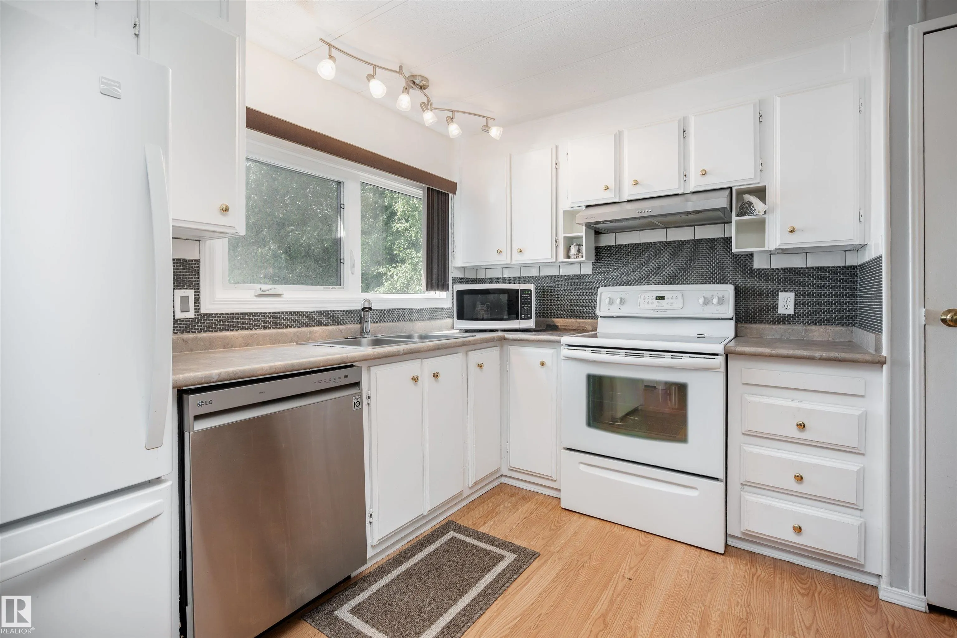 2438 Lakeview Bay