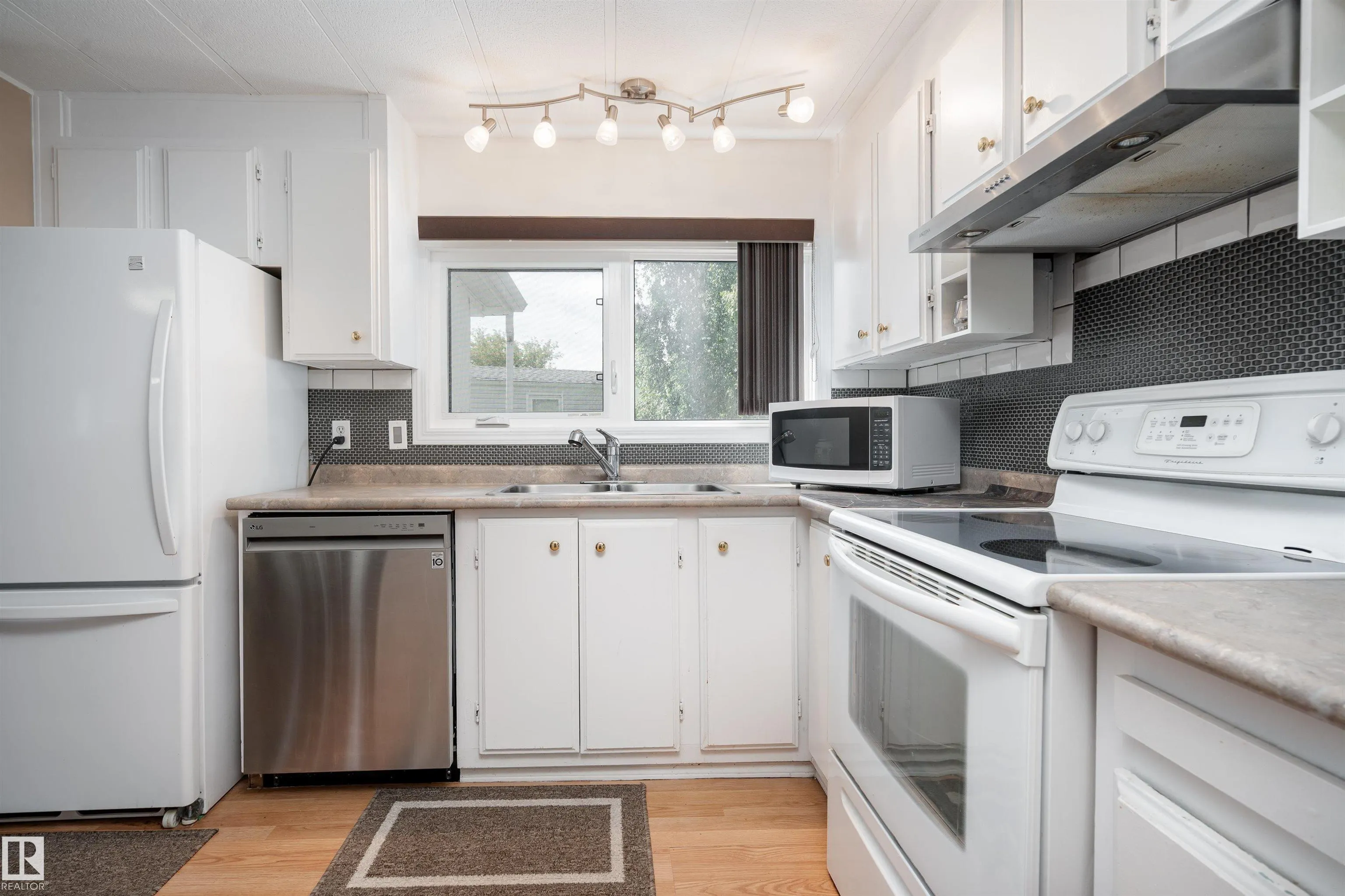 2438 Lakeview Bay