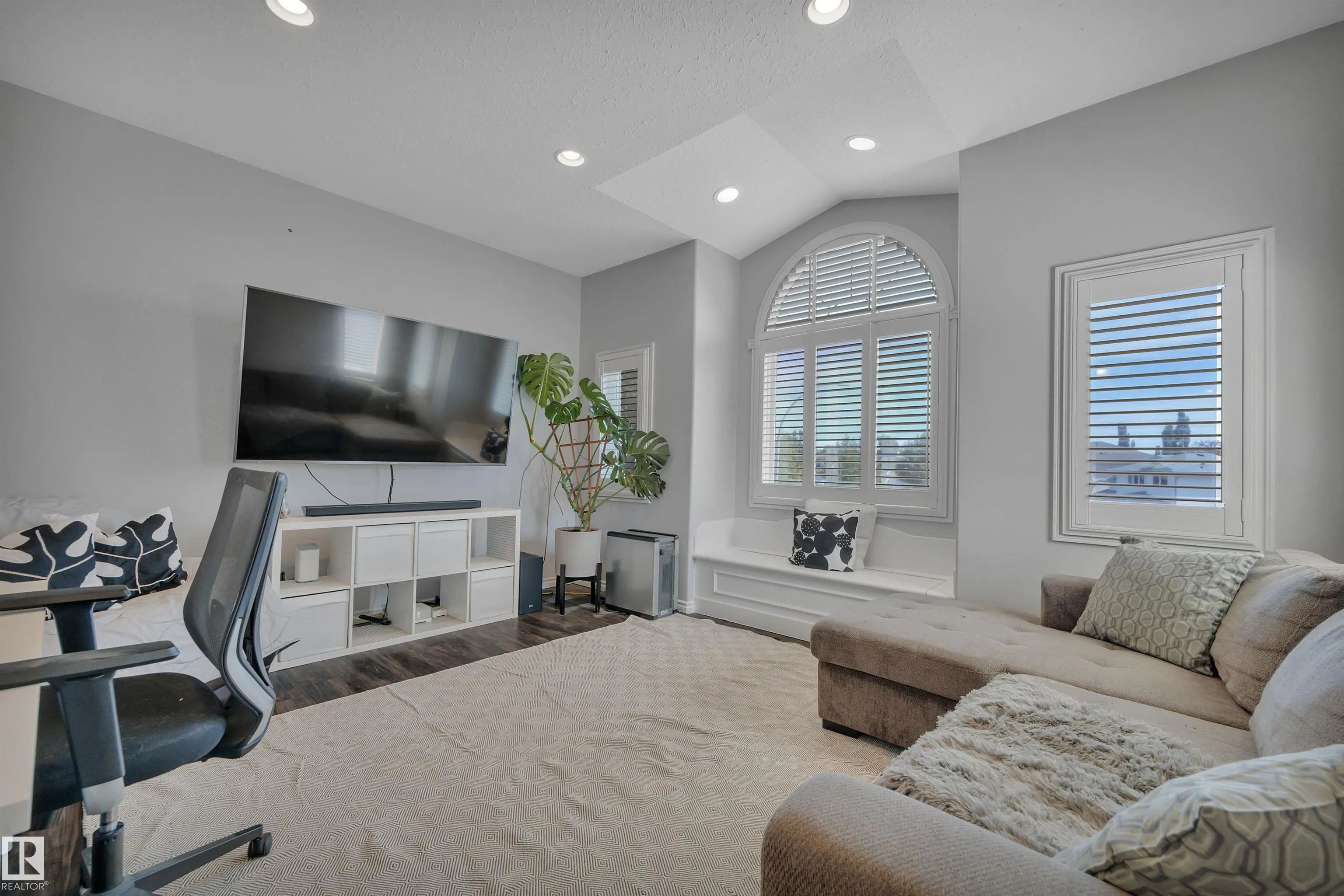 6 WESTLIN Court