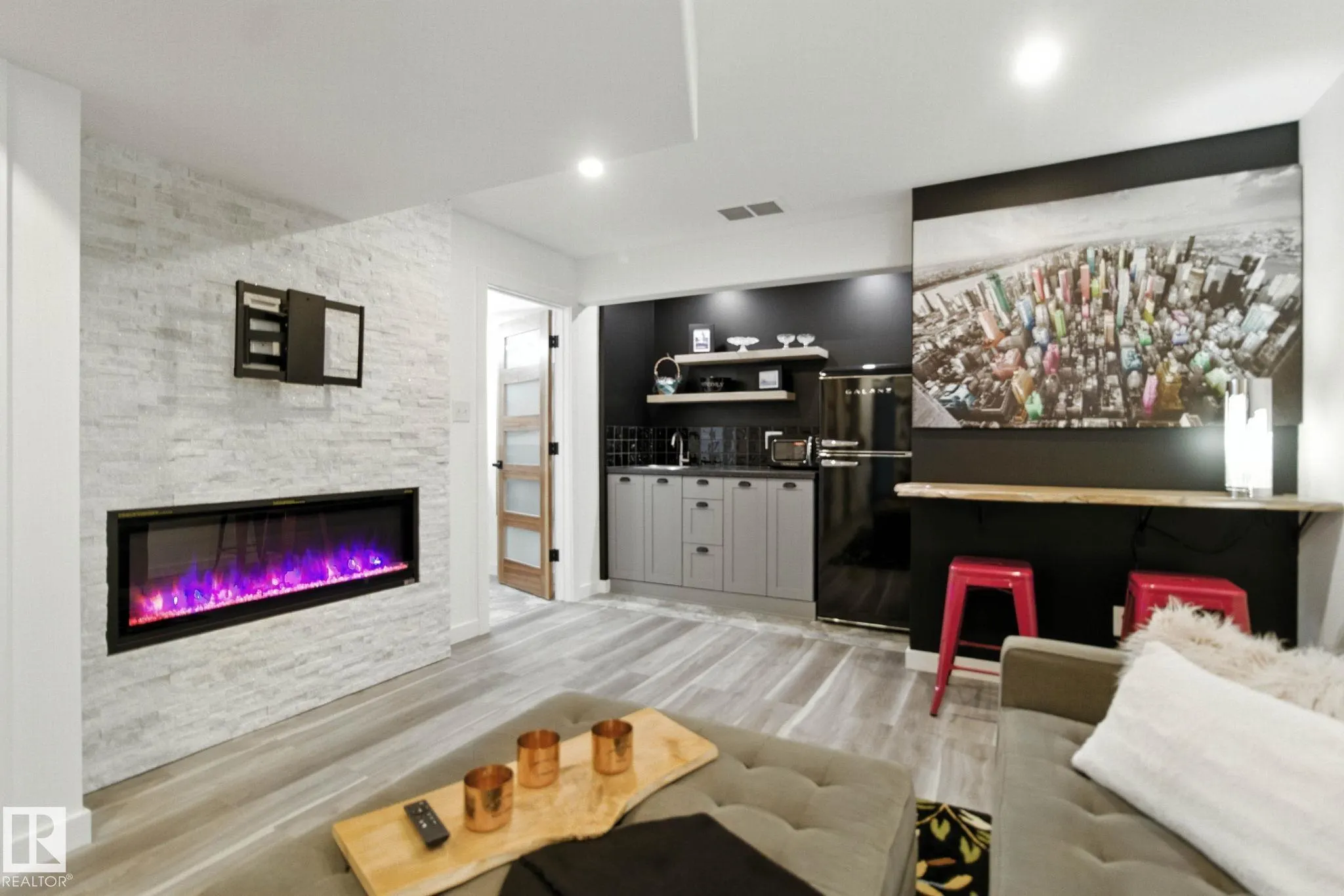 931 MORRIS Way