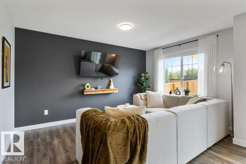 5127 LARK Crescent