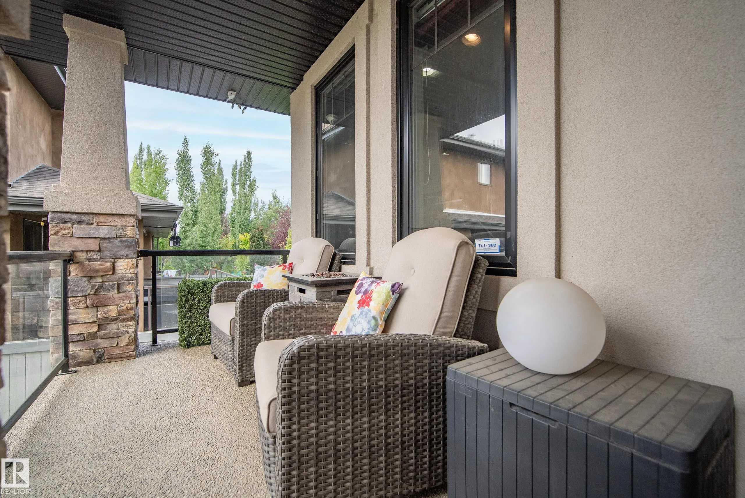 9 LACROIX Close