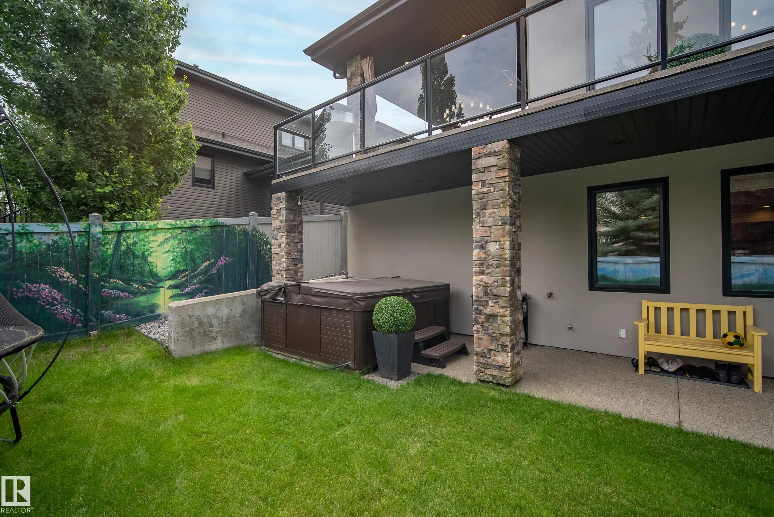 9 LACROIX Close