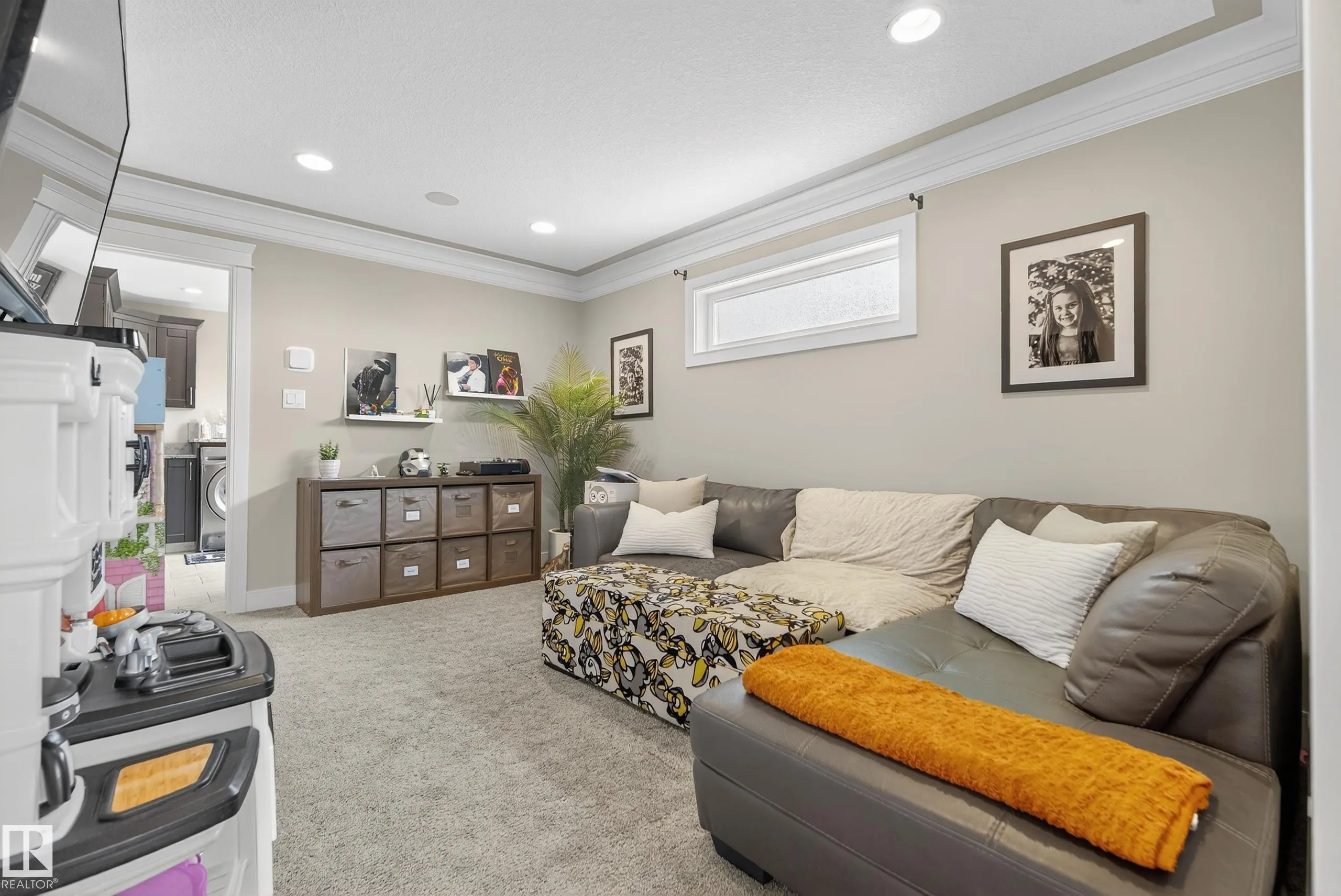 9 LACROIX Close