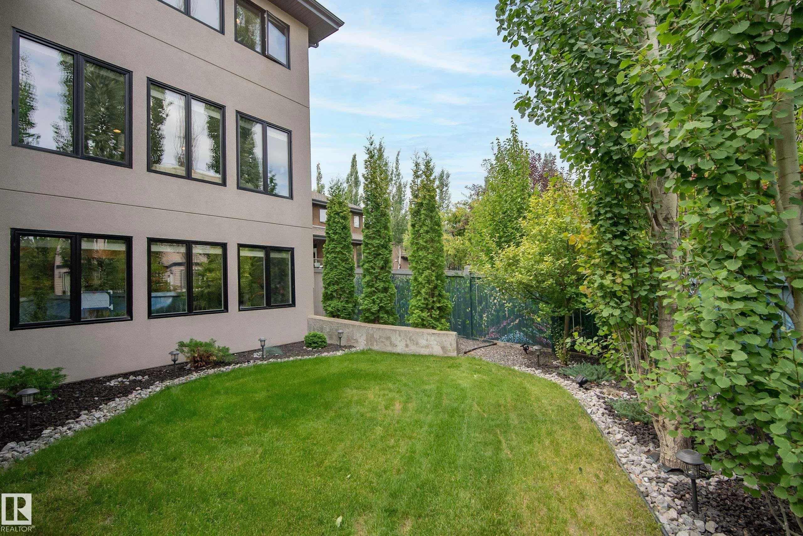 9 LACROIX Close