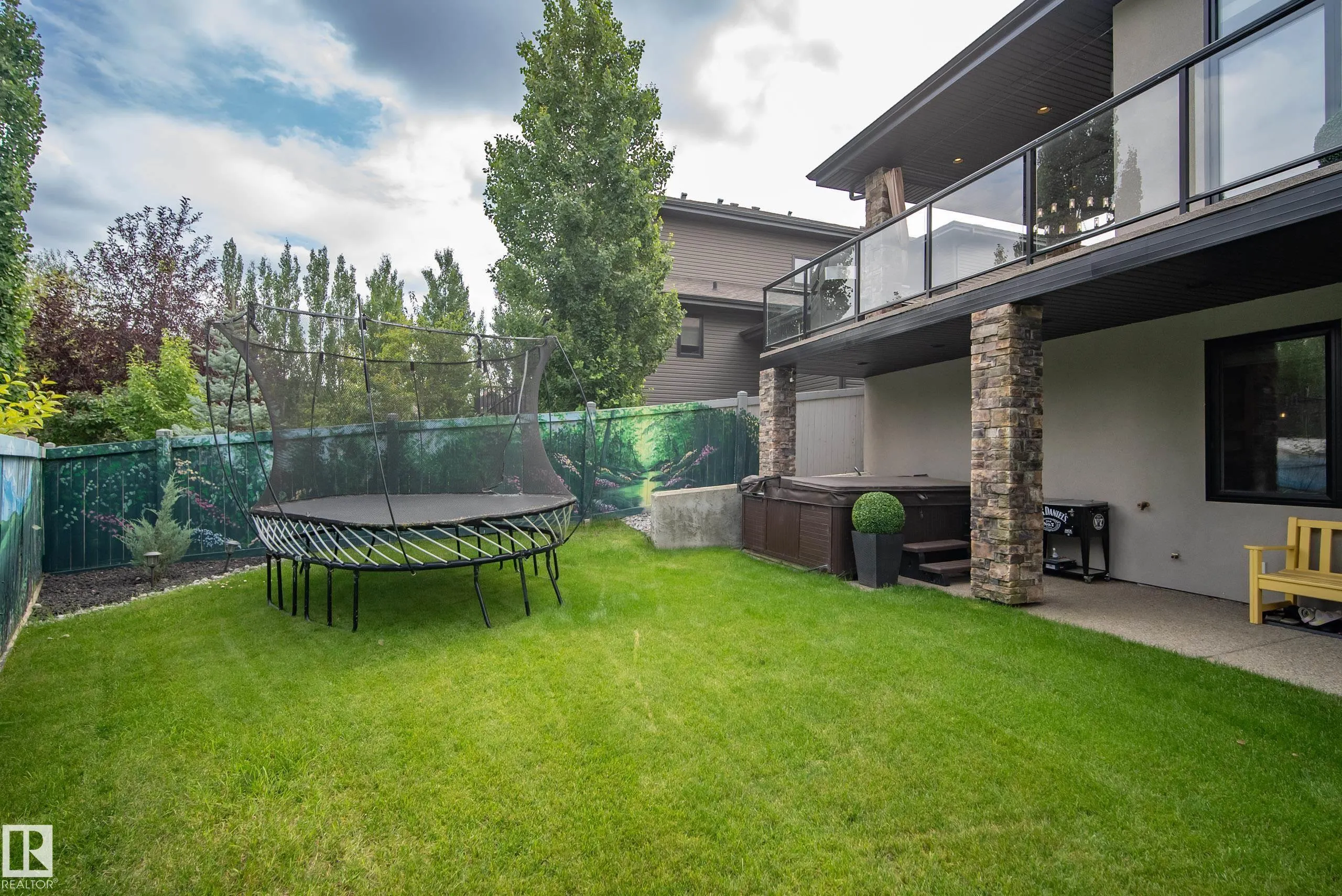 9 LACROIX Close