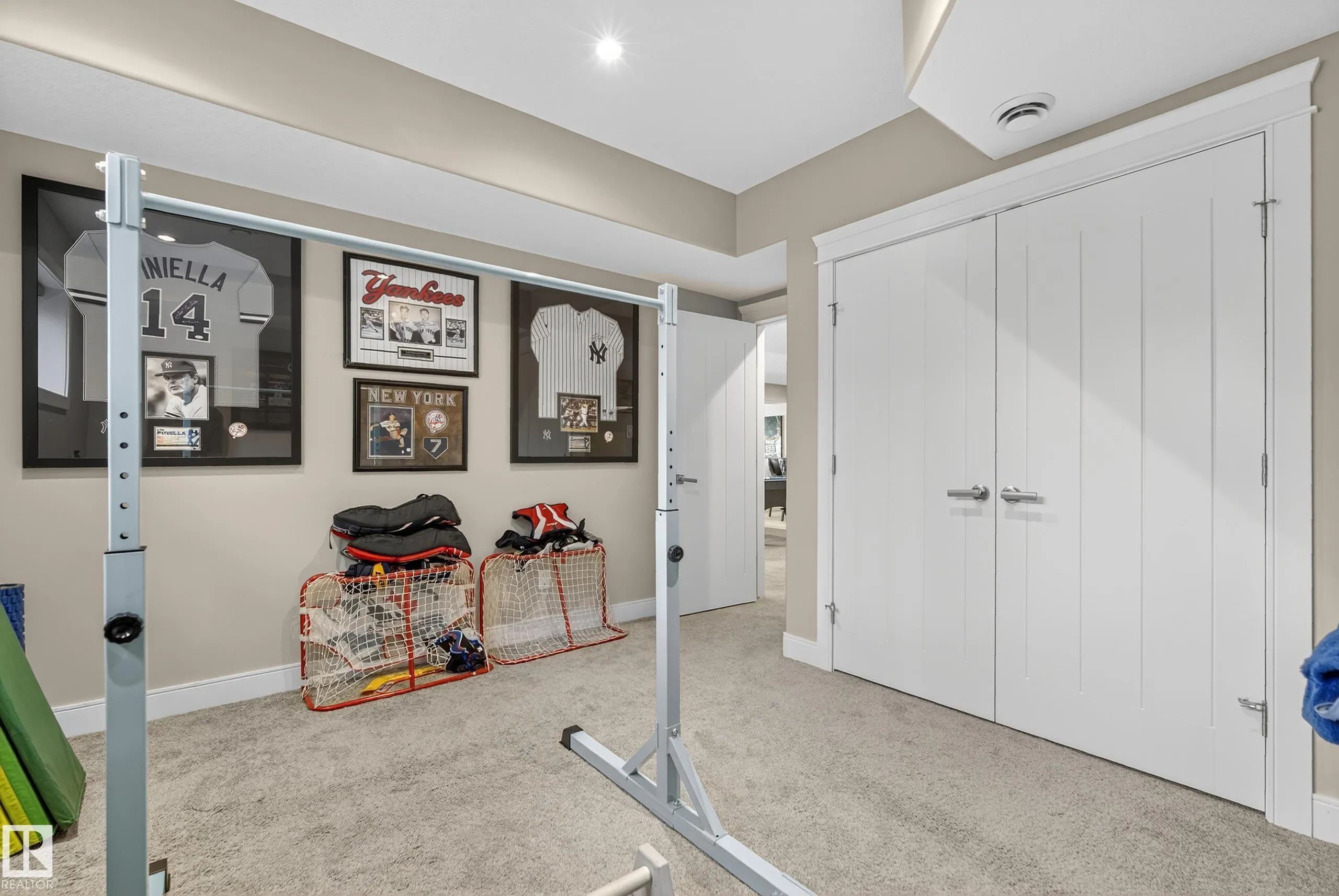 9 LACROIX Close