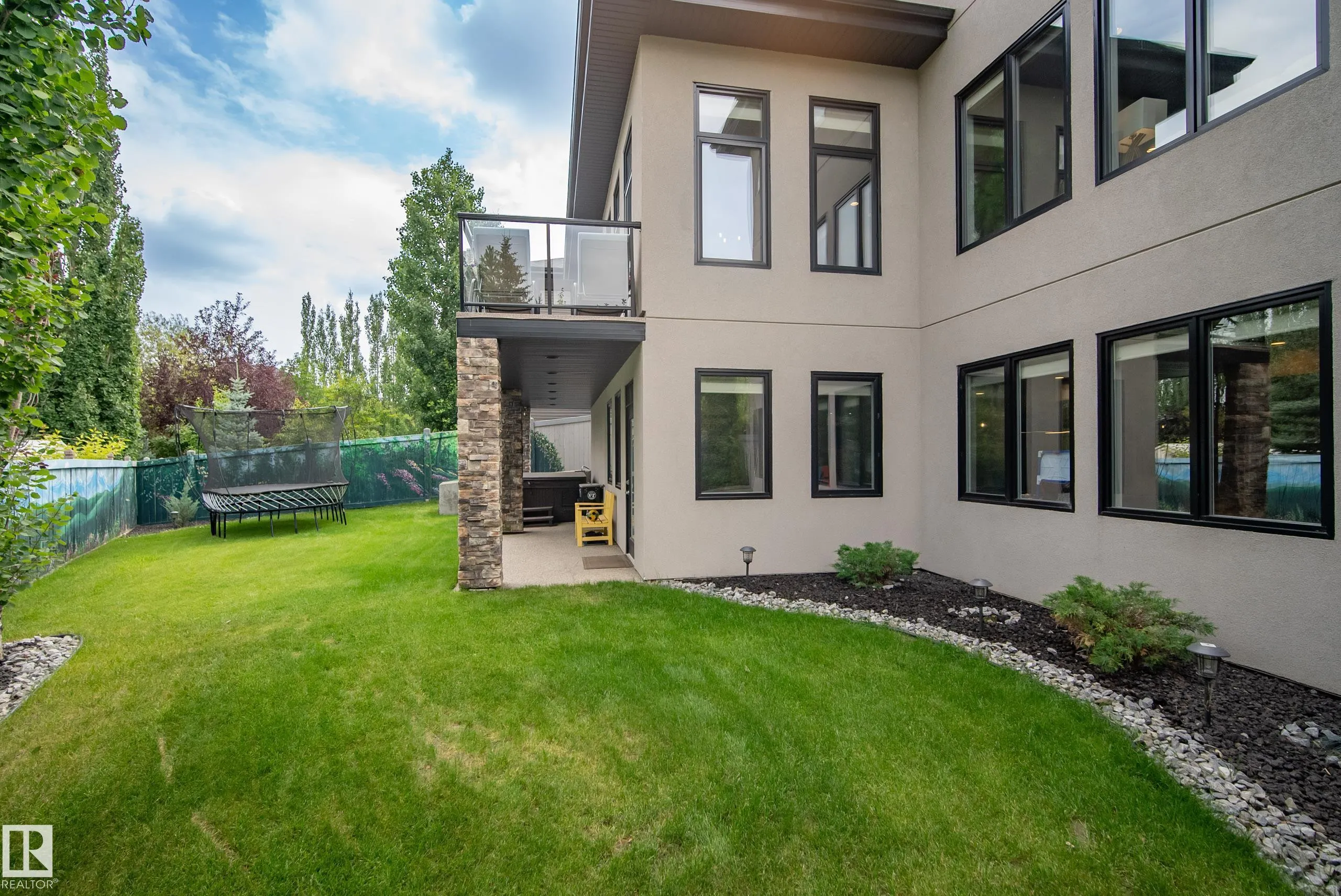 9 LACROIX Close