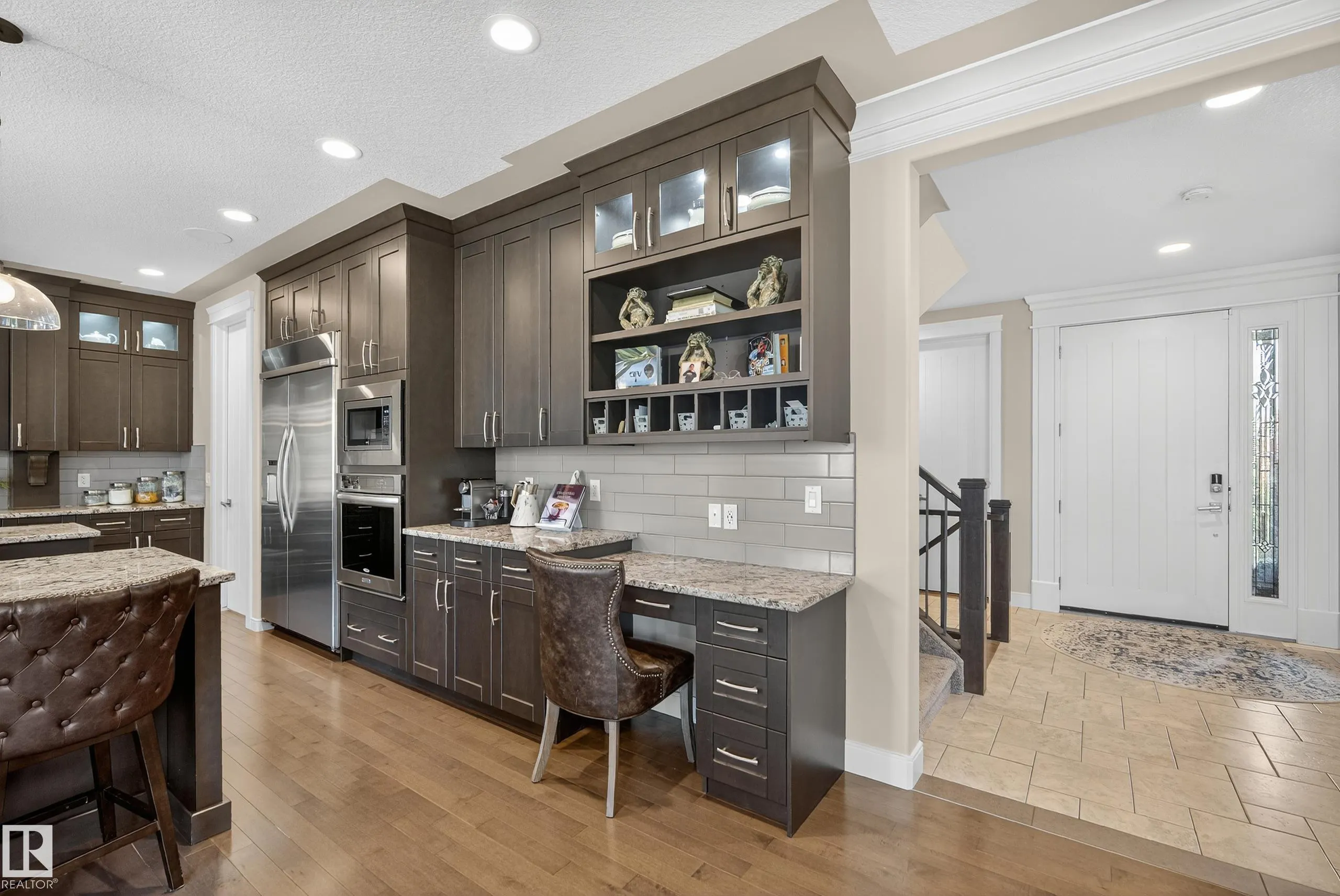 9 LACROIX Close