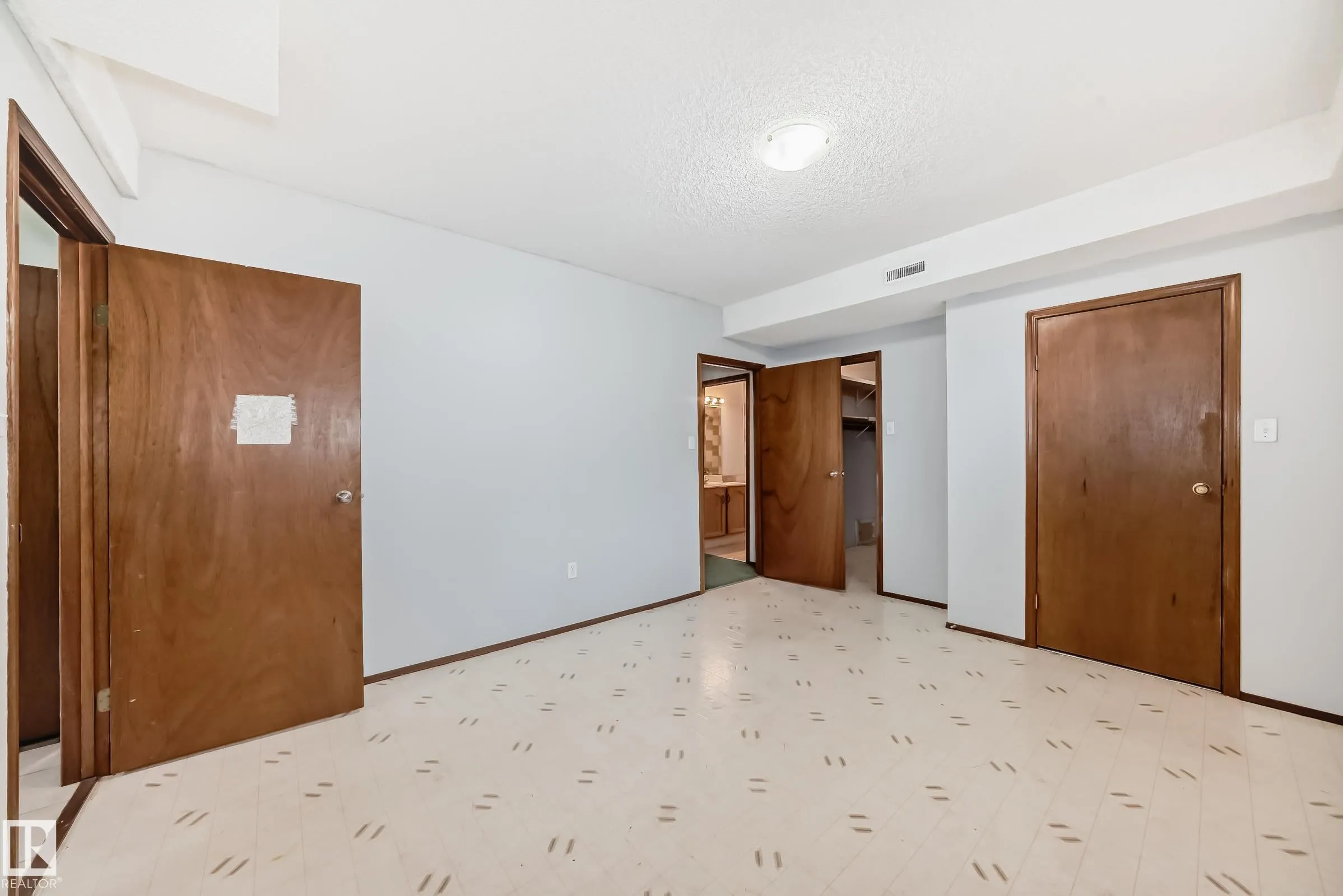 1068 JAMES Crescent