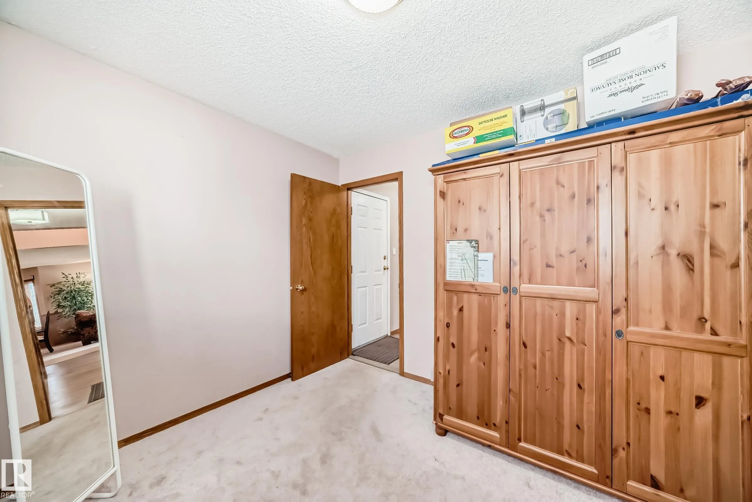 1068 JAMES Crescent