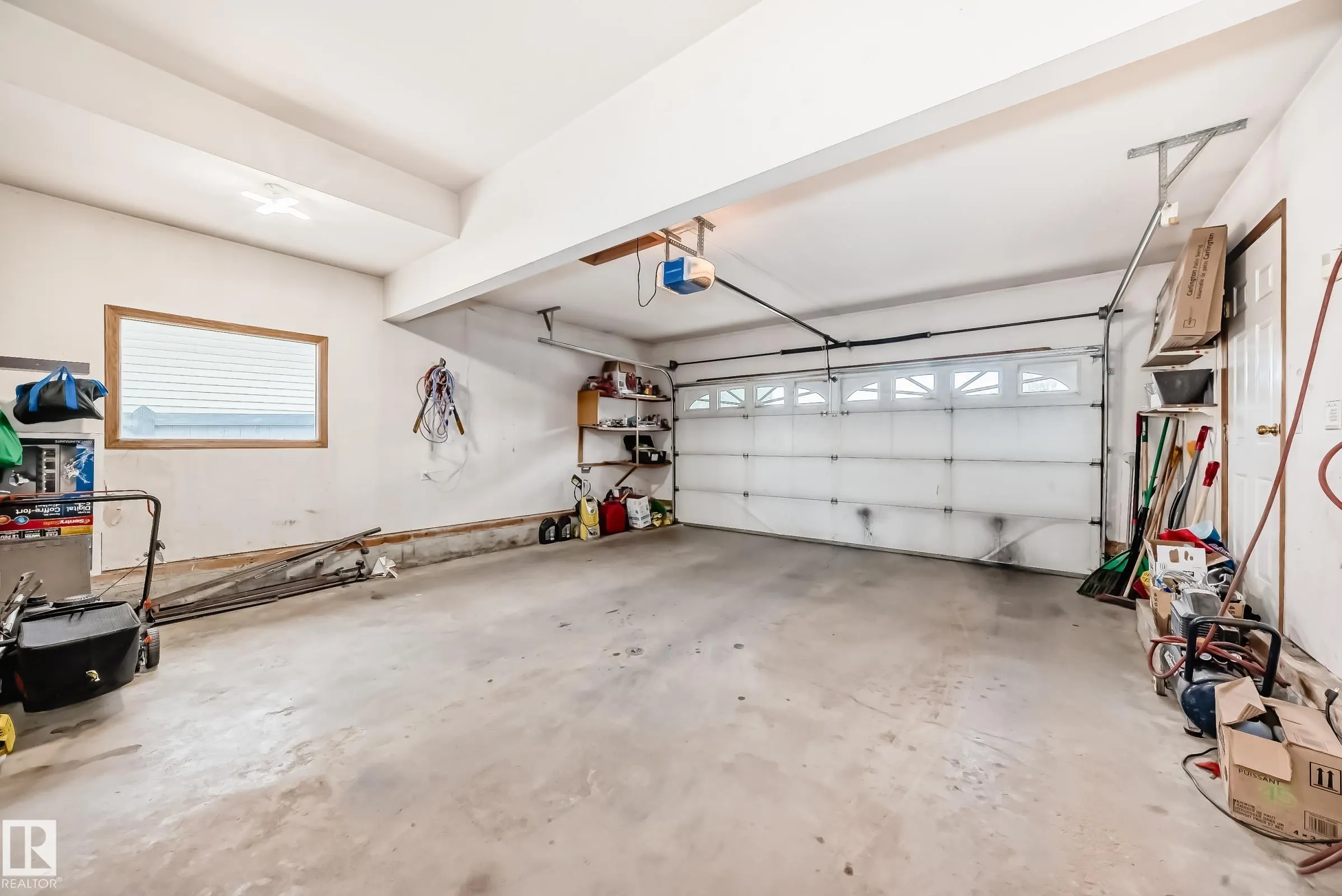 1068 JAMES Crescent