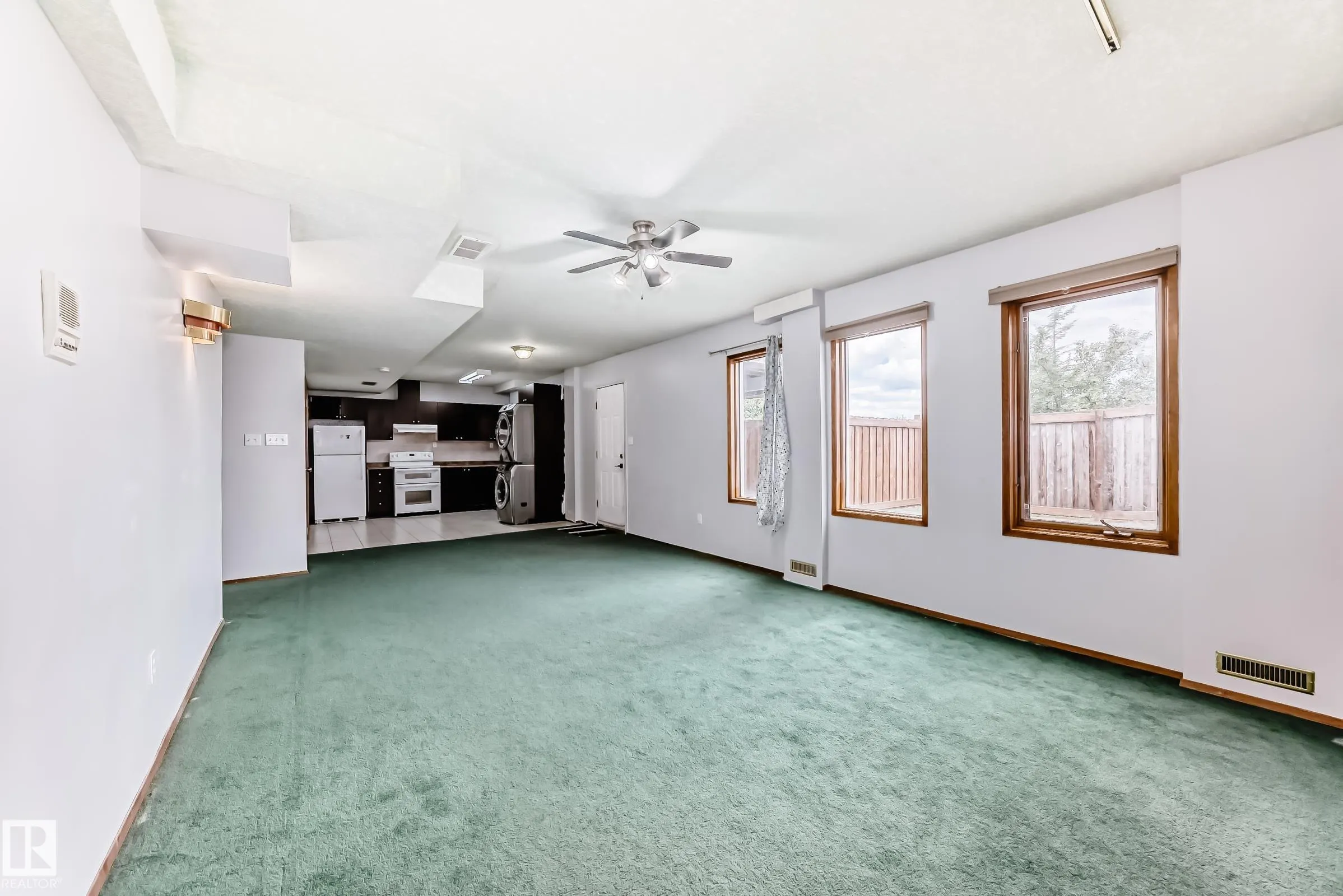 1068 JAMES Crescent