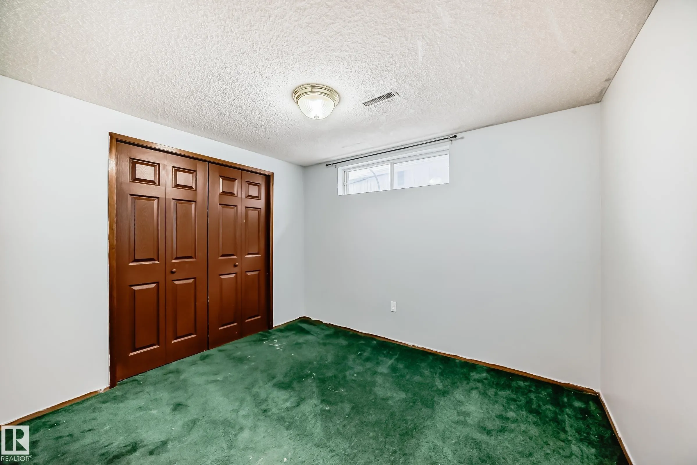 1068 JAMES Crescent