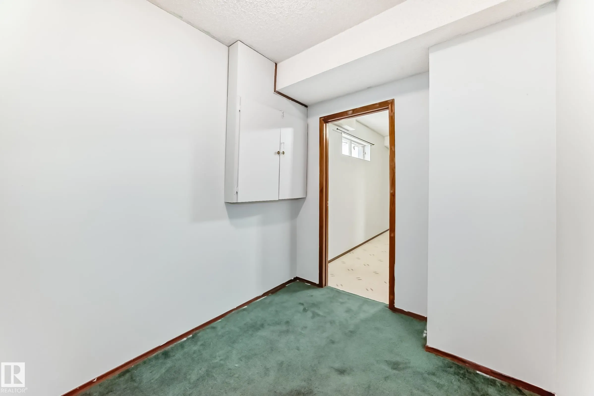 1068 JAMES Crescent