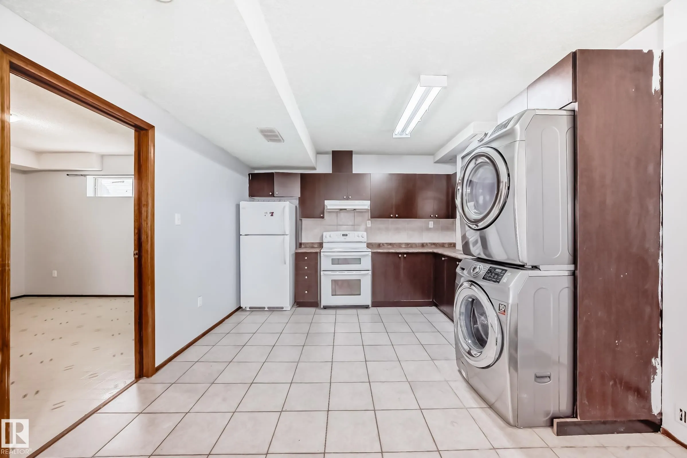 1068 JAMES Crescent