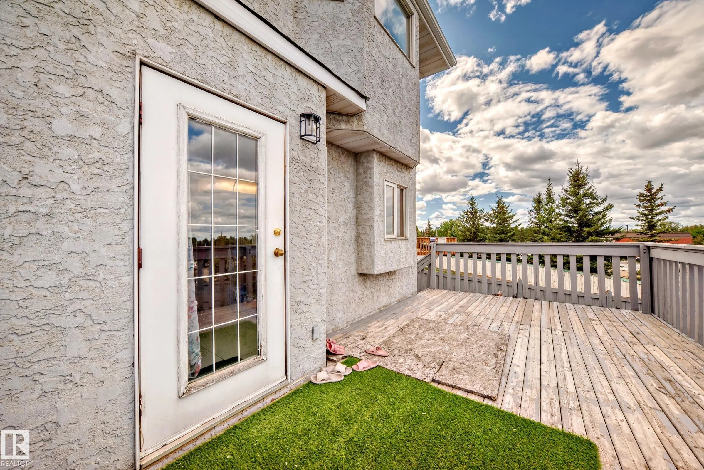1068 JAMES Crescent