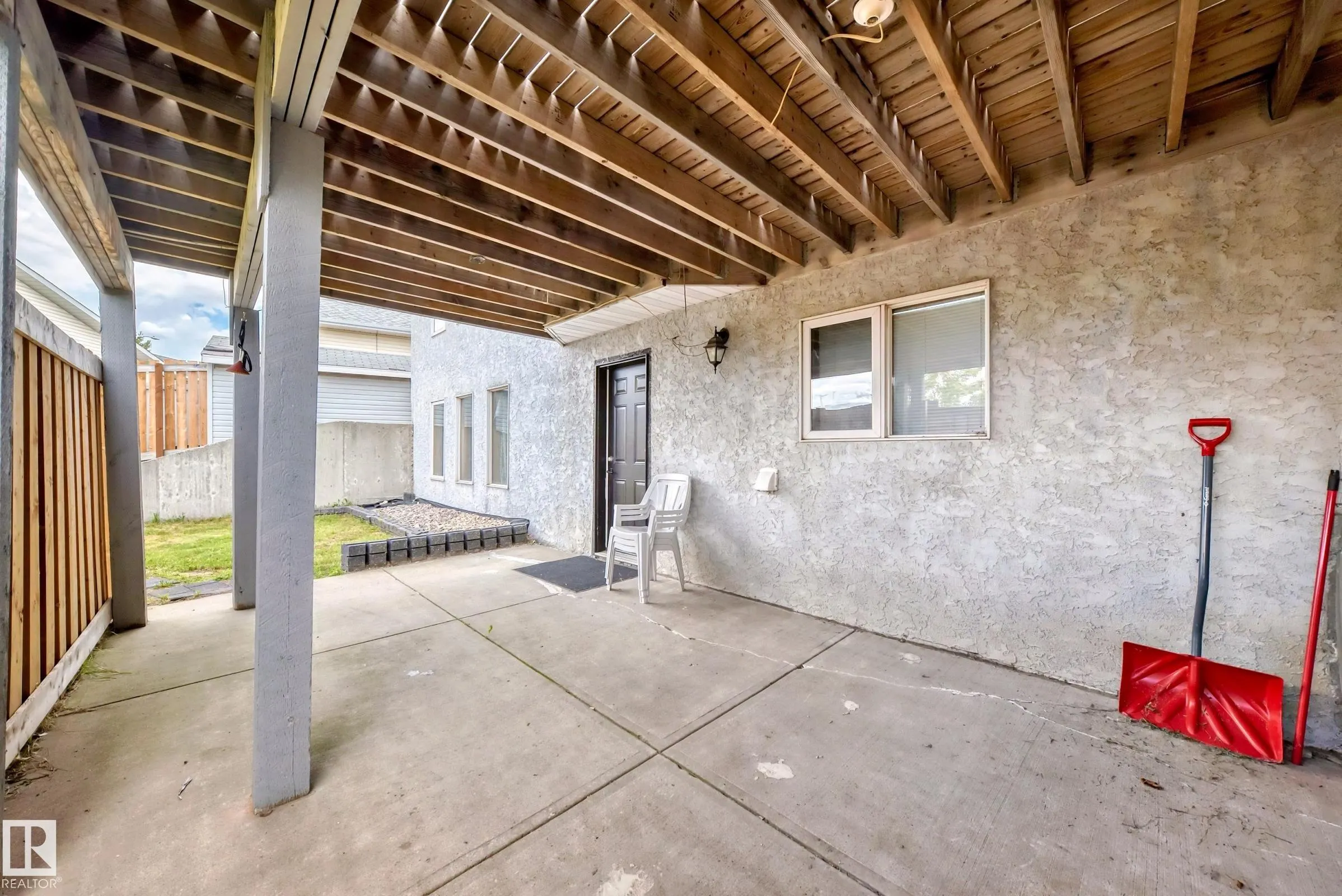 1068 JAMES Crescent