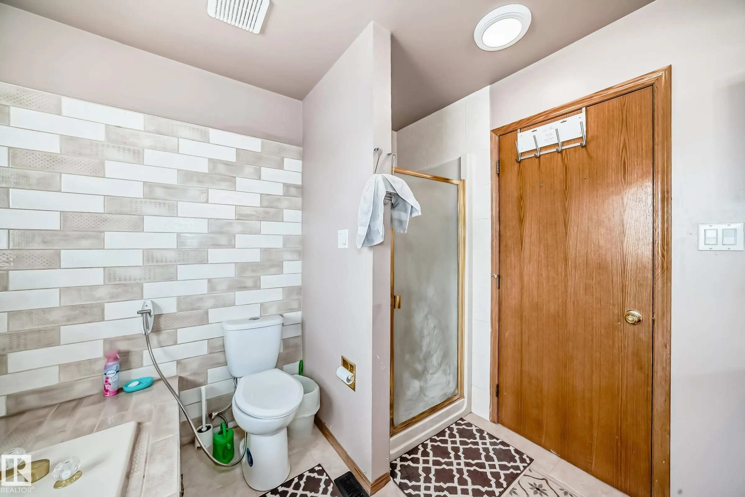 1068 JAMES Crescent