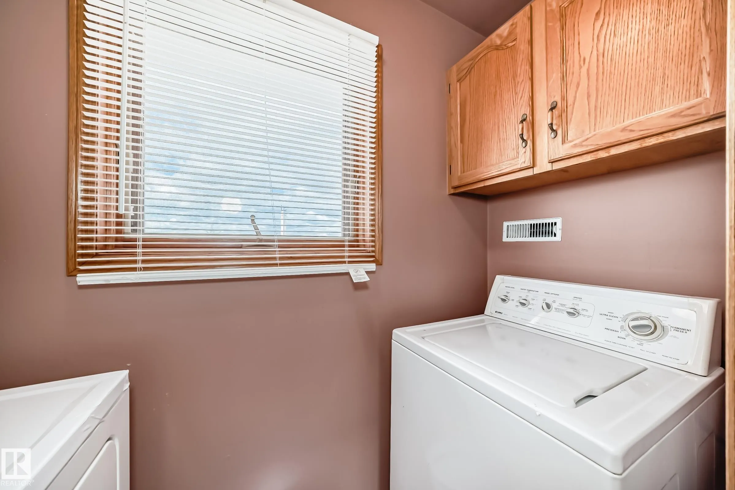 1068 JAMES Crescent
