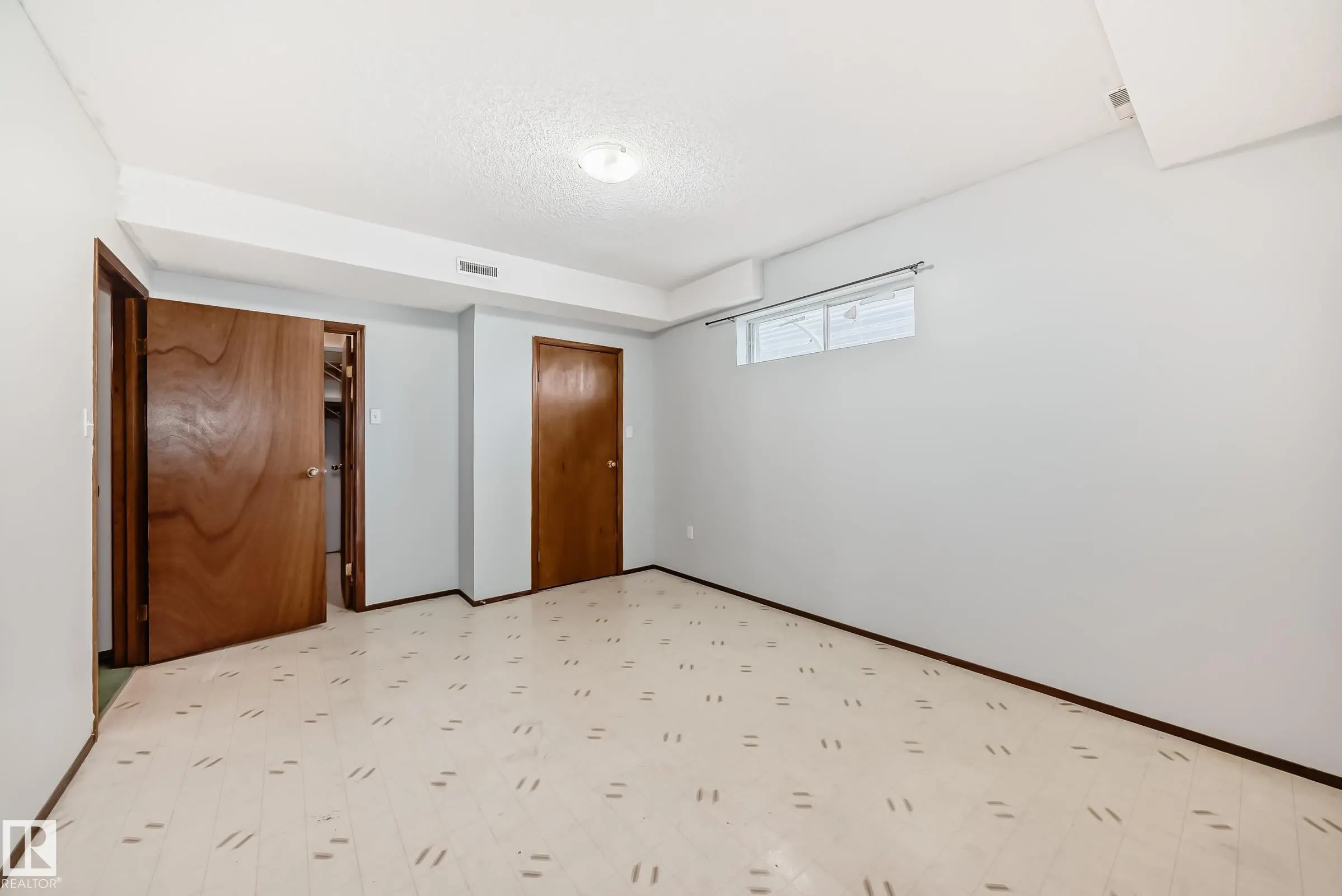1068 JAMES Crescent