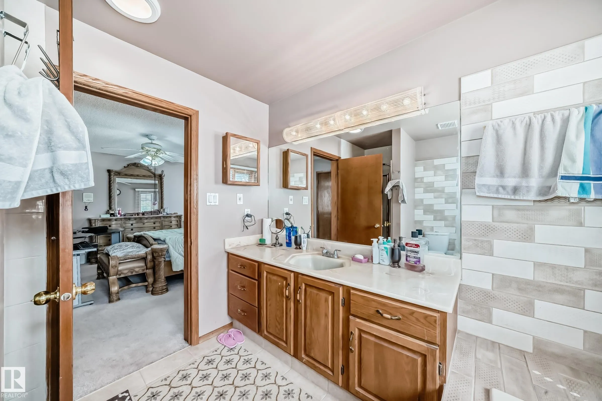 1068 JAMES Crescent