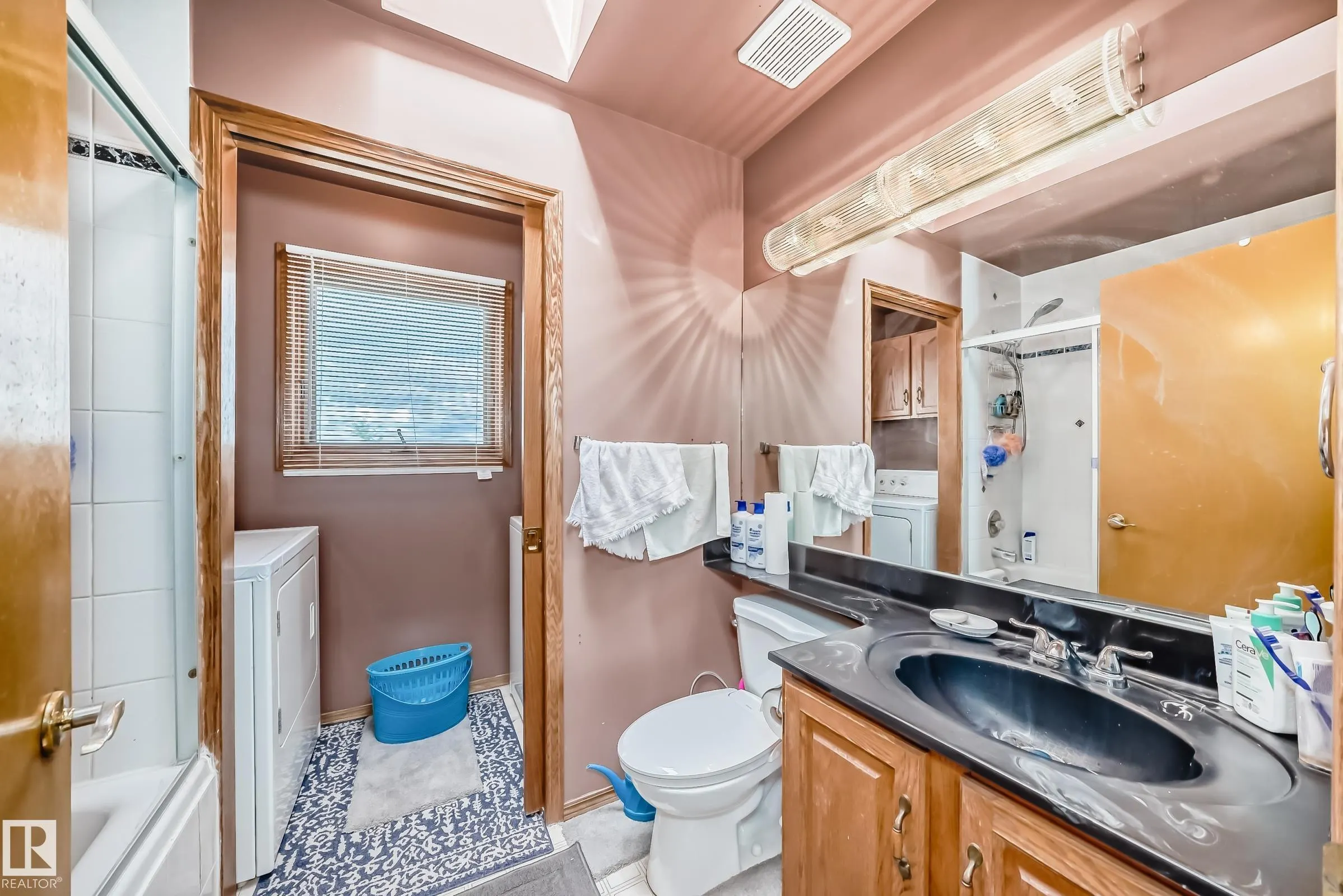 1068 JAMES Crescent