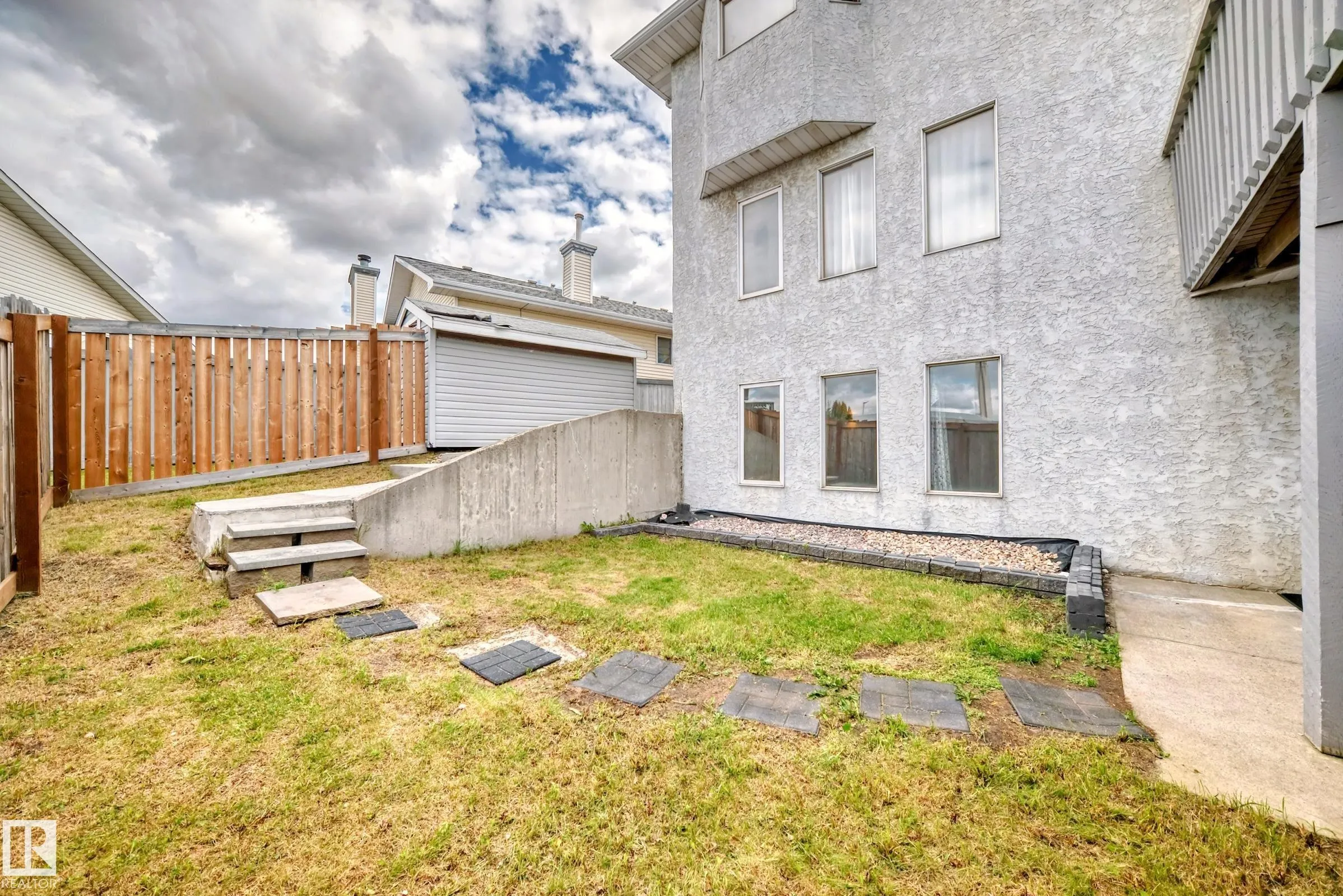 1068 JAMES Crescent