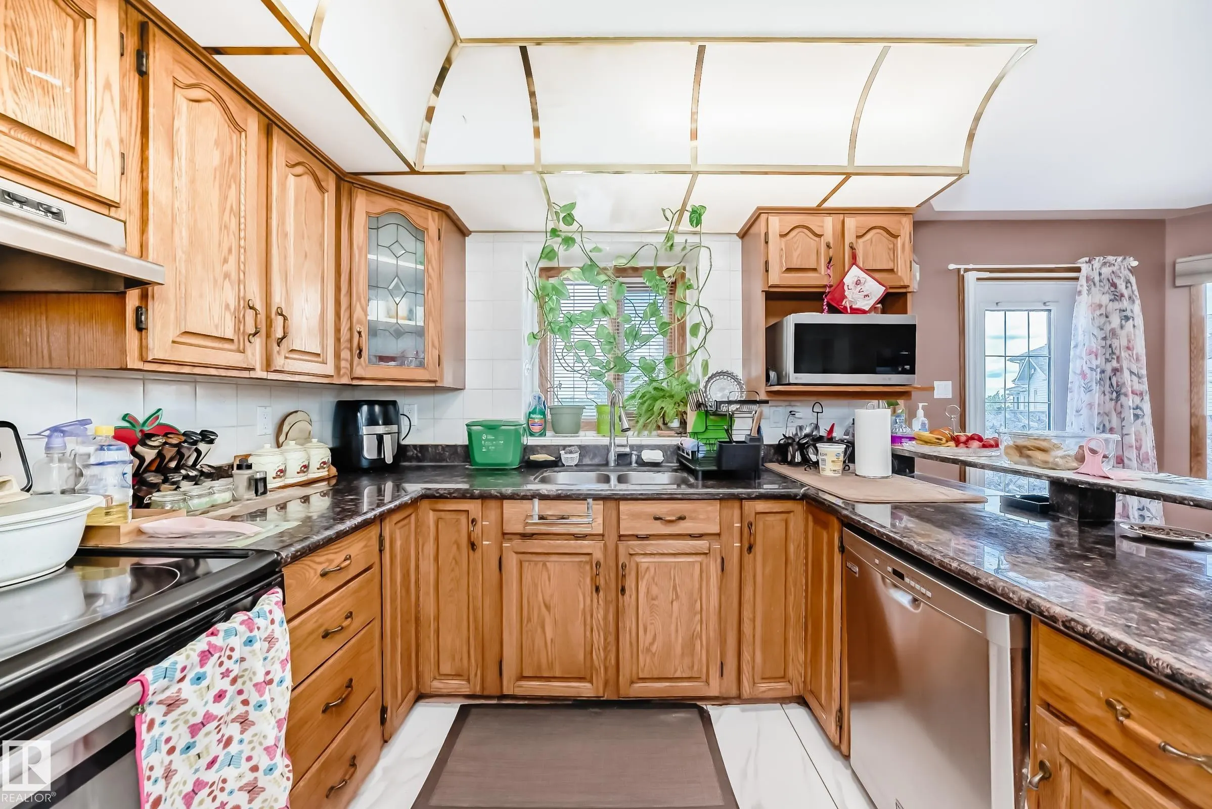 1068 JAMES Crescent