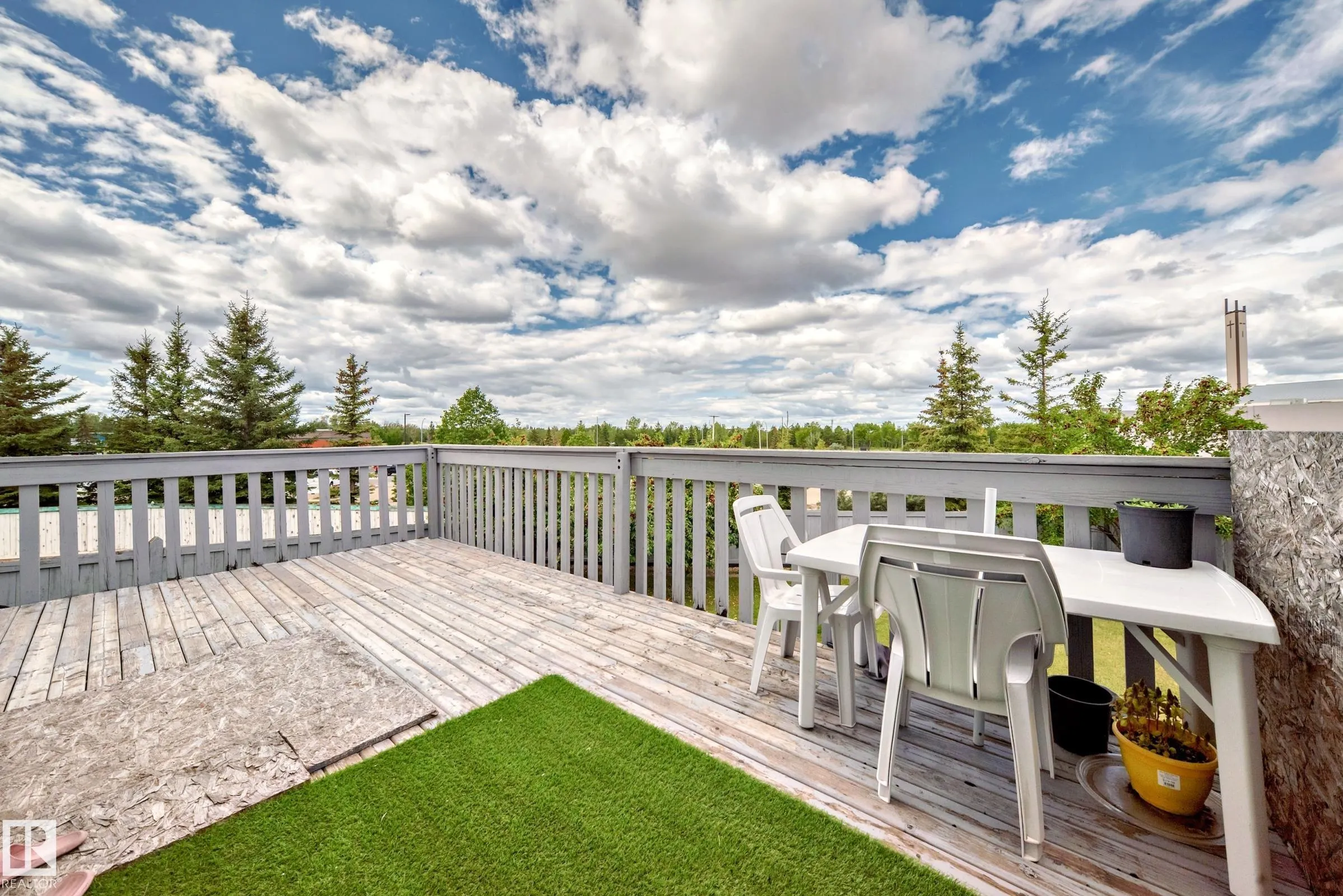 1068 JAMES Crescent
