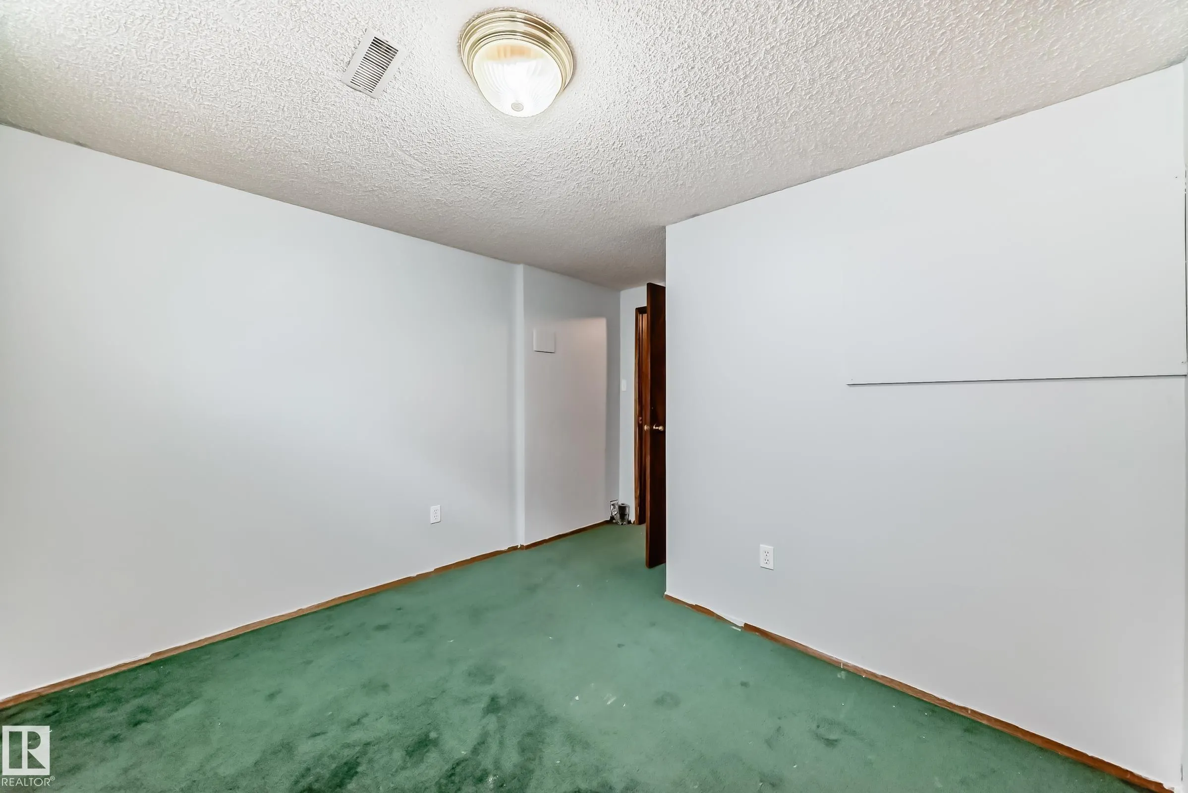 1068 JAMES Crescent