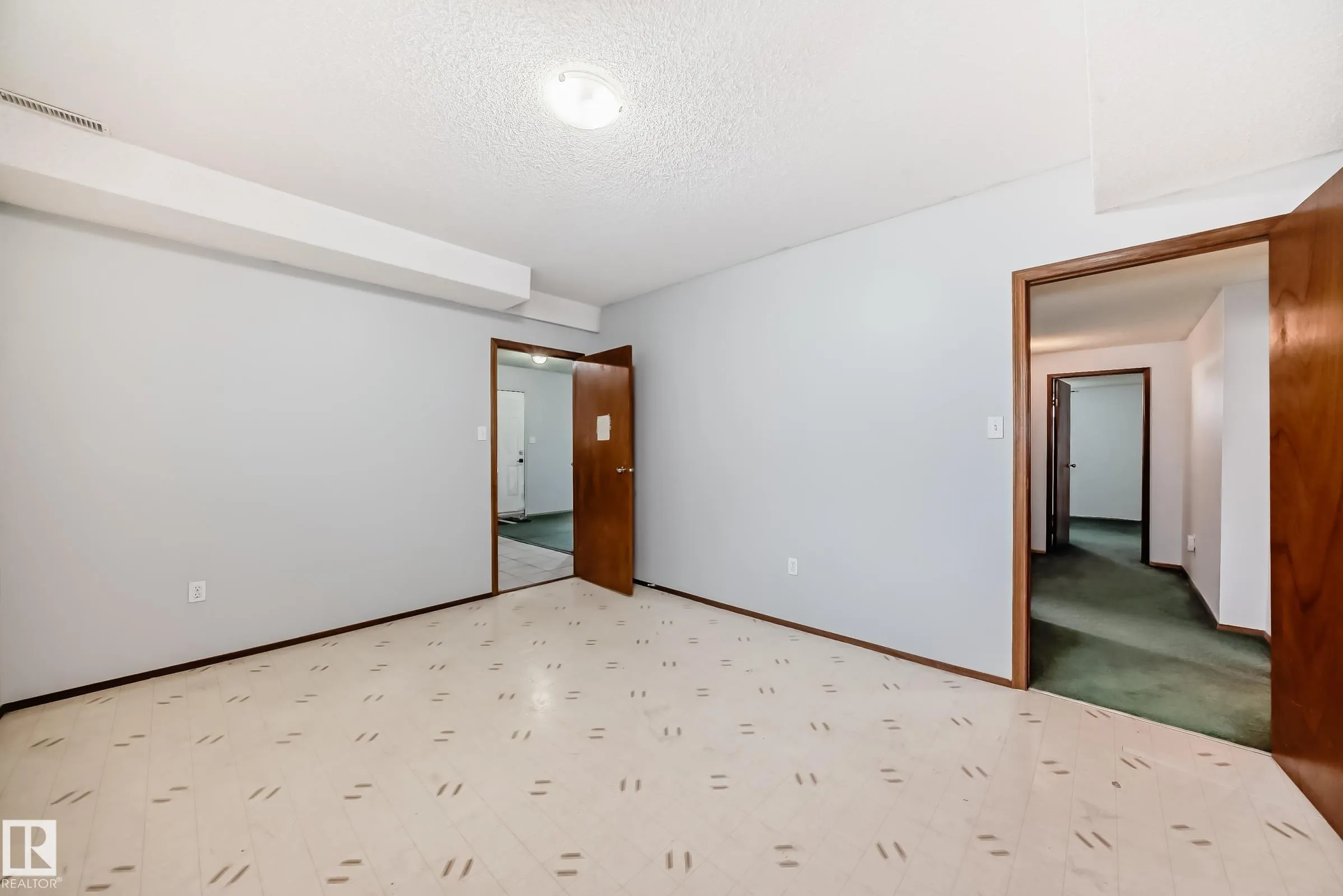 1068 JAMES Crescent