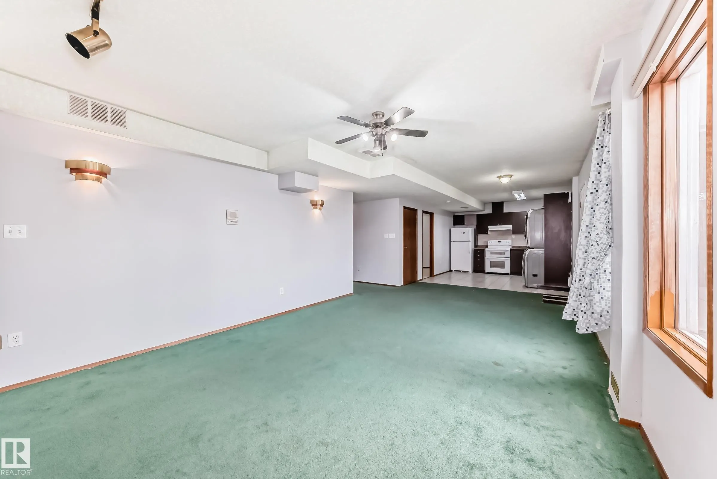 1068 JAMES Crescent