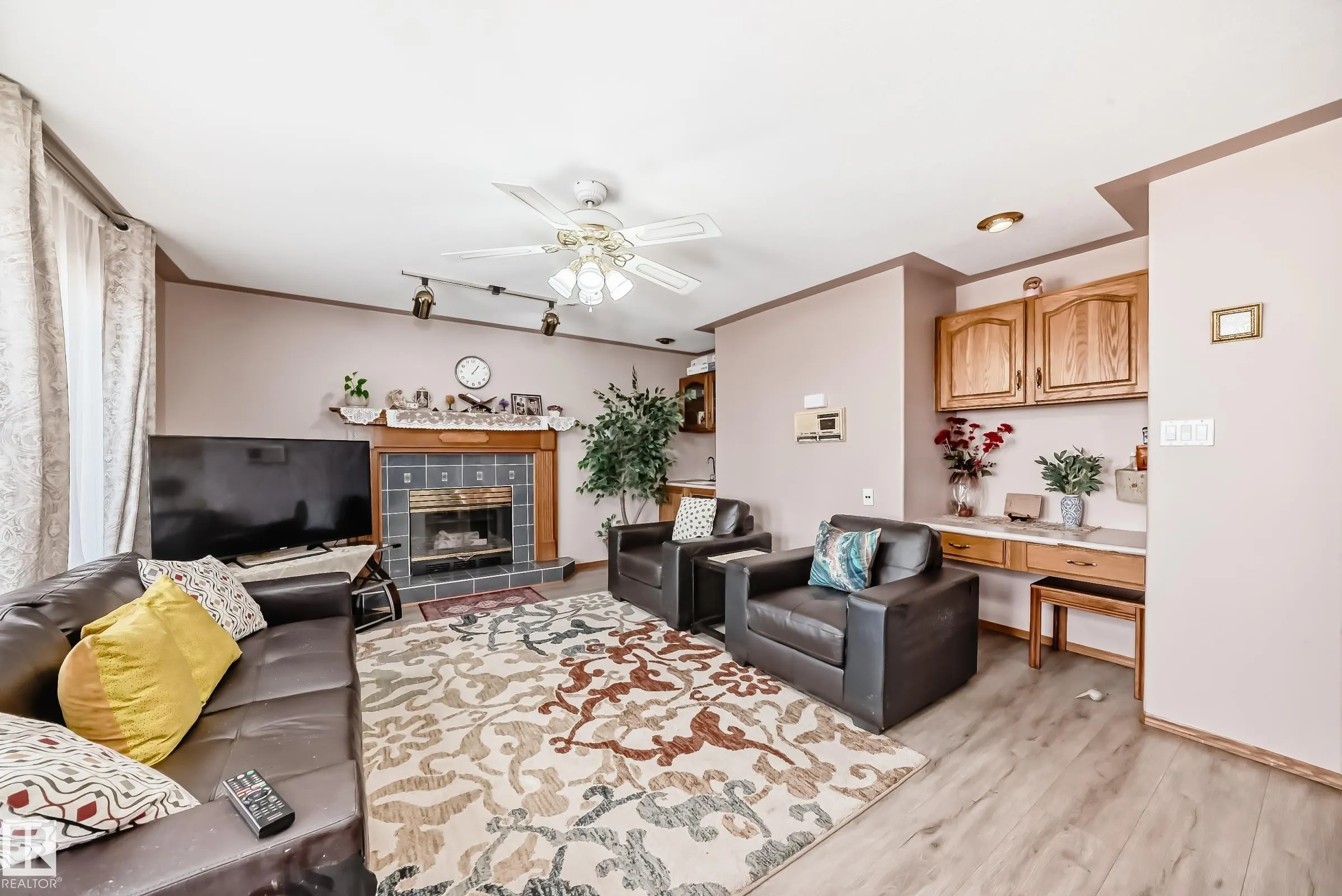 1068 JAMES Crescent