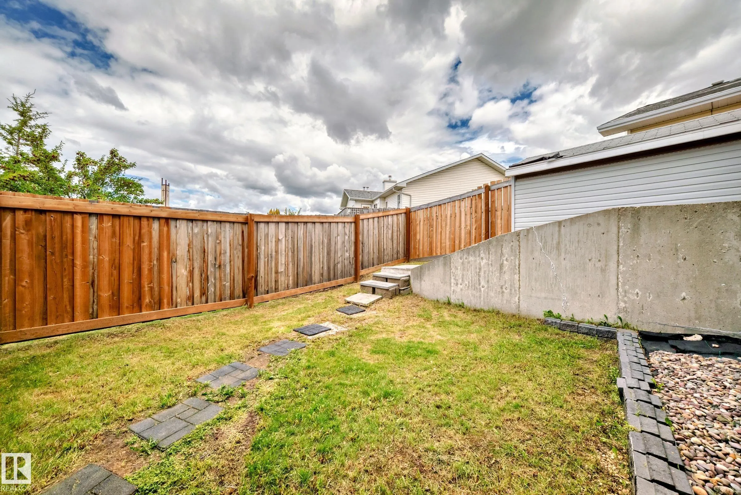 1068 JAMES Crescent