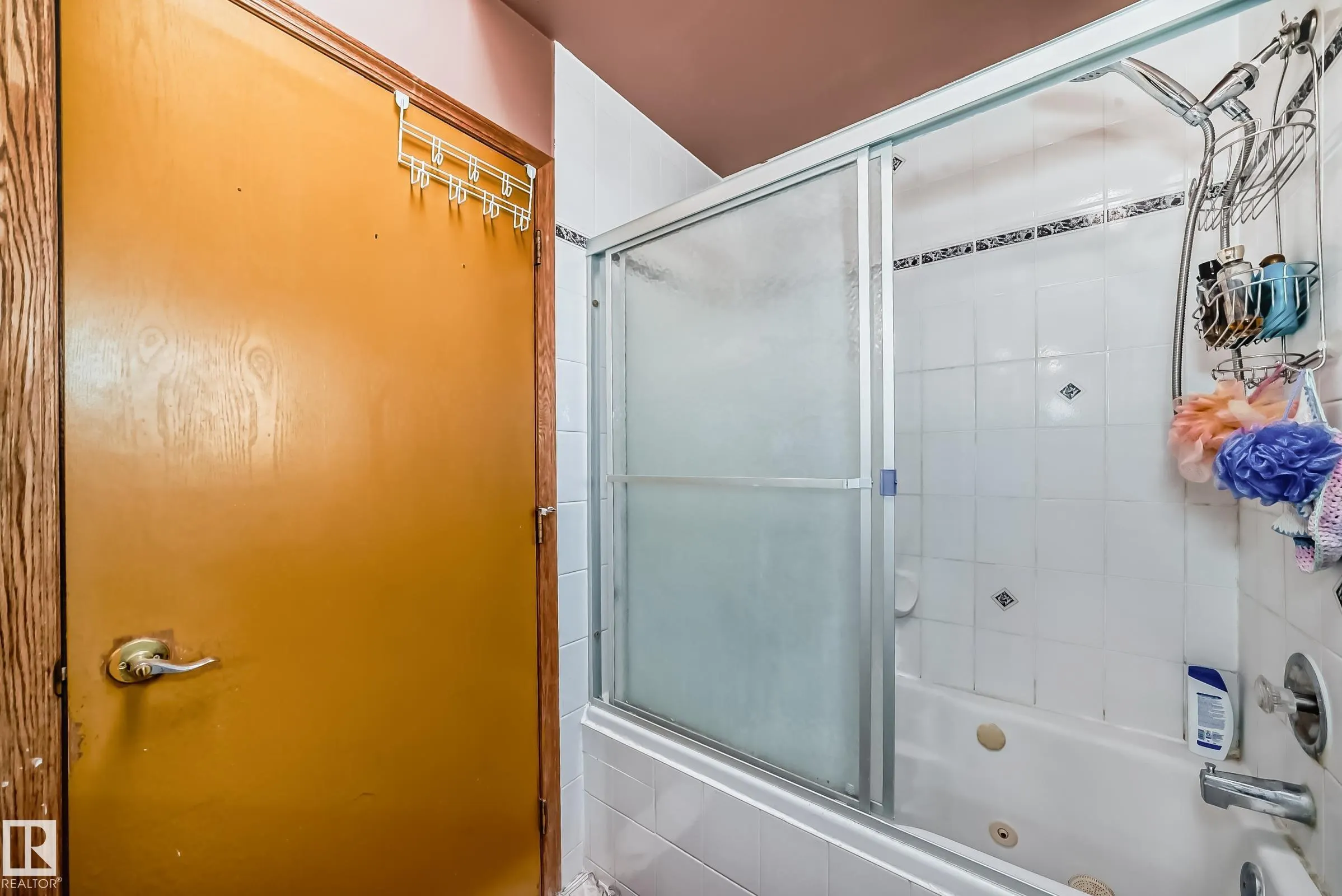 1068 JAMES Crescent