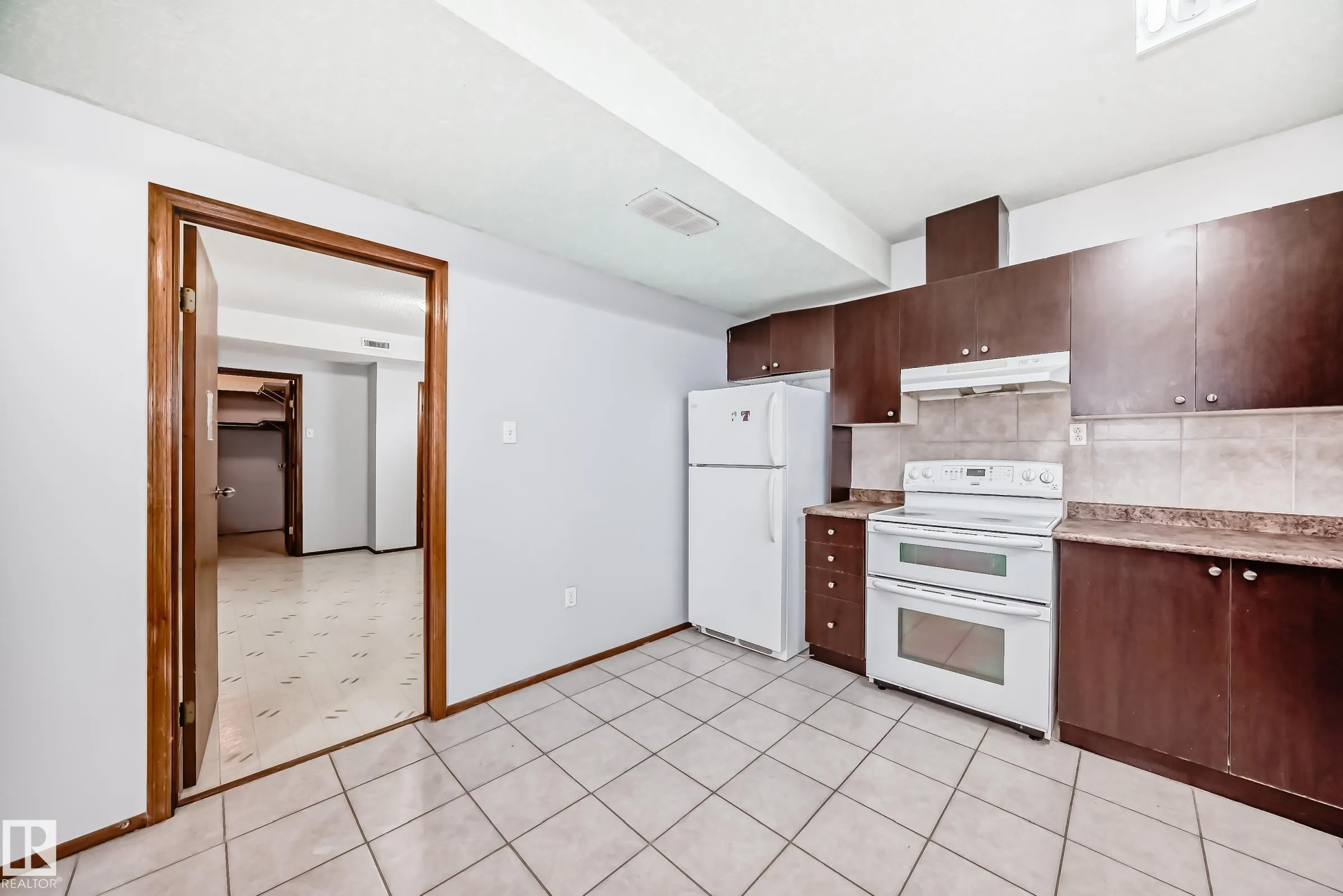 1068 JAMES Crescent