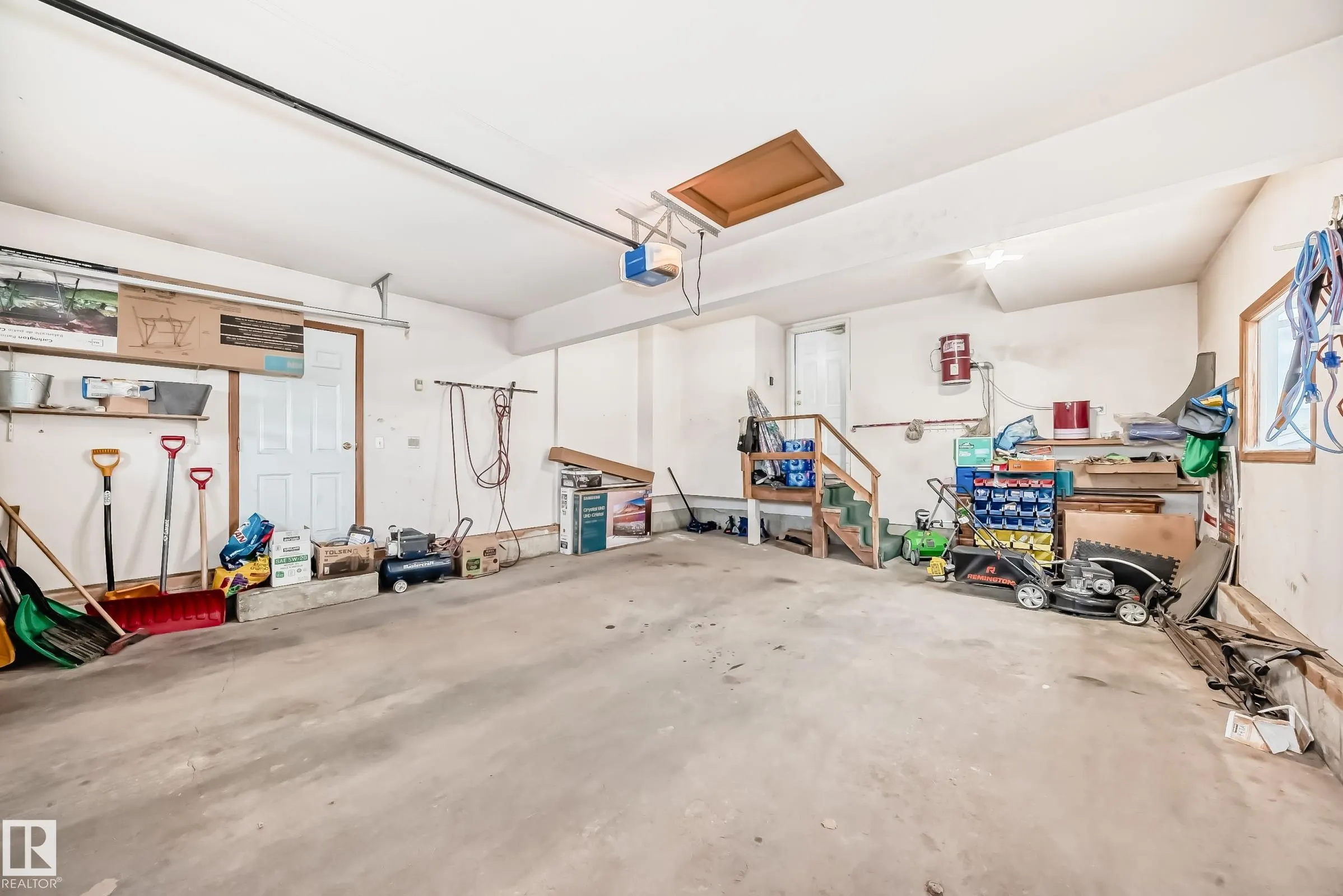 1068 JAMES Crescent