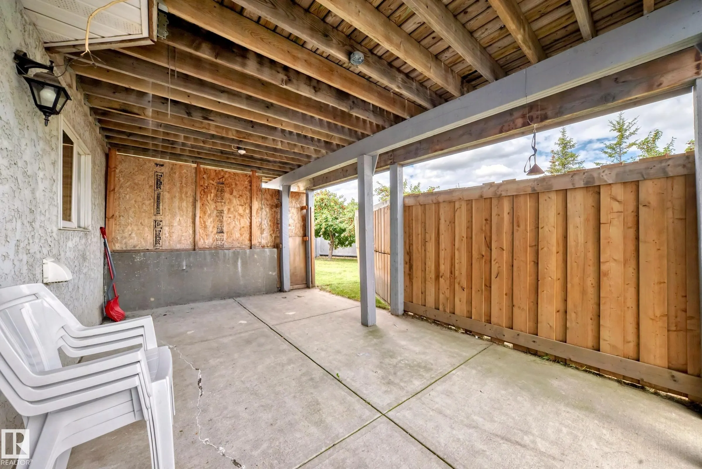 1068 JAMES Crescent