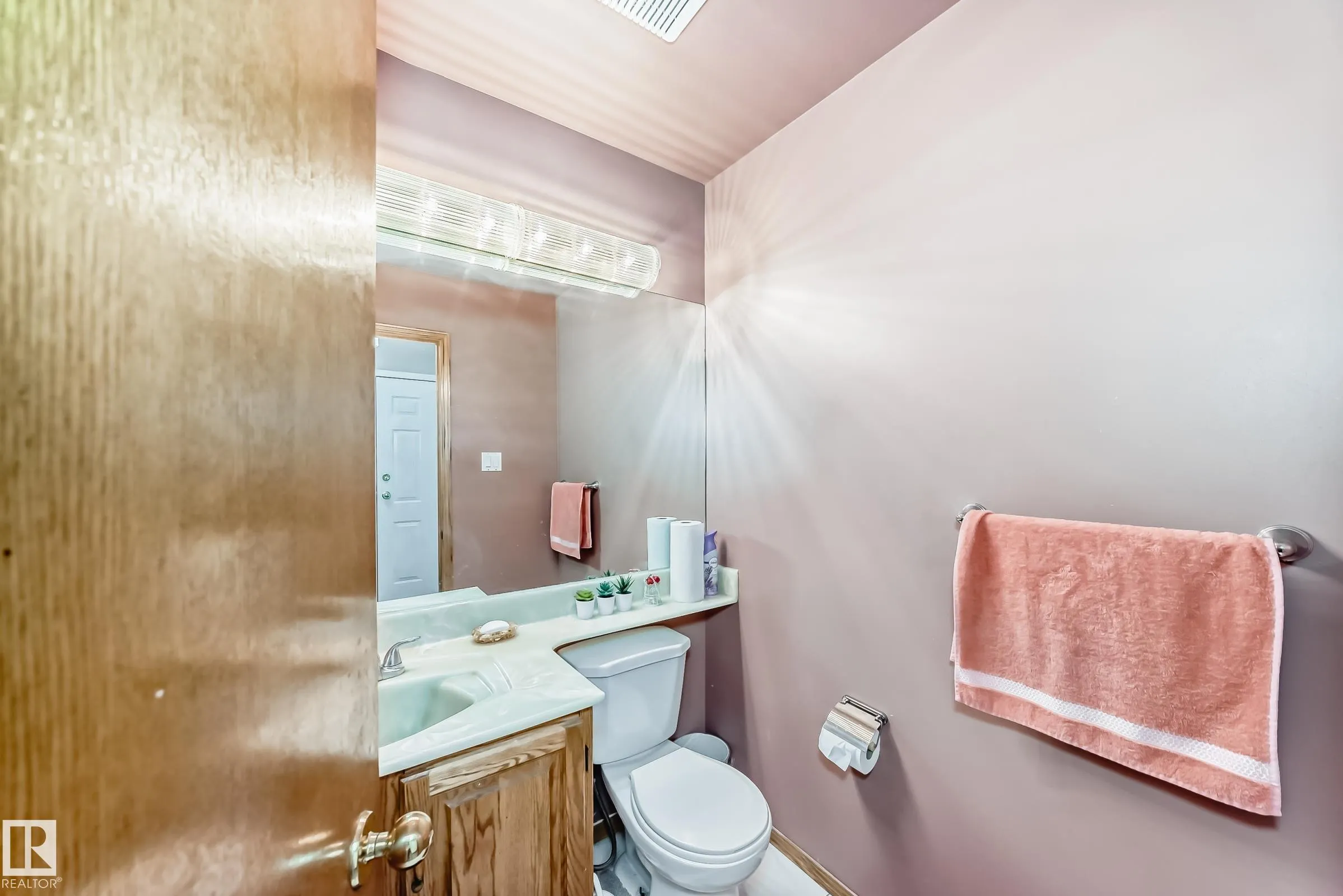 1068 JAMES Crescent