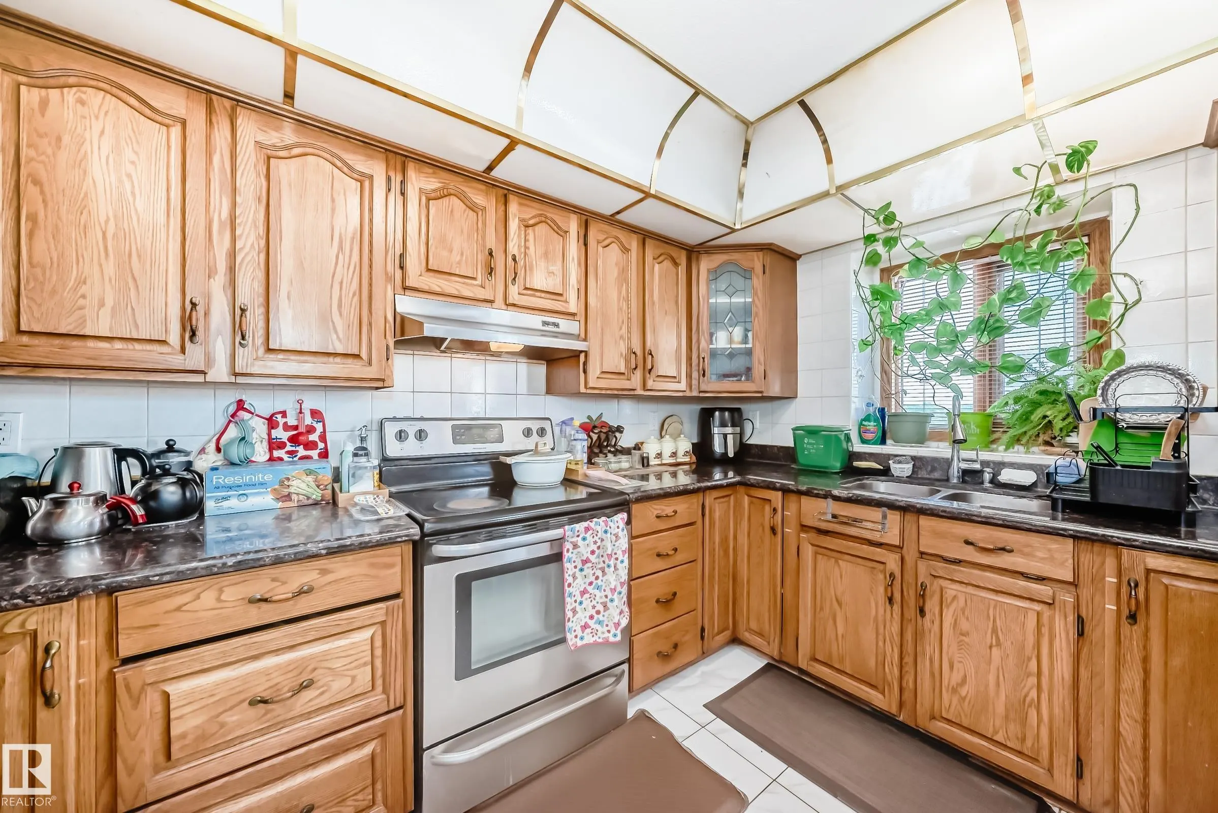 1068 JAMES Crescent