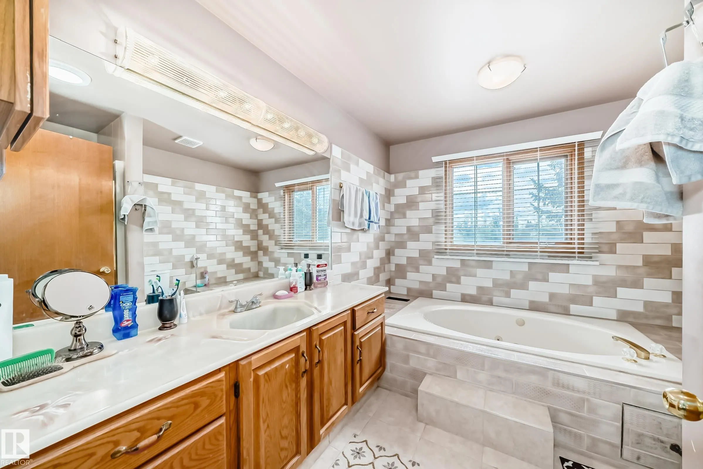 1068 JAMES Crescent