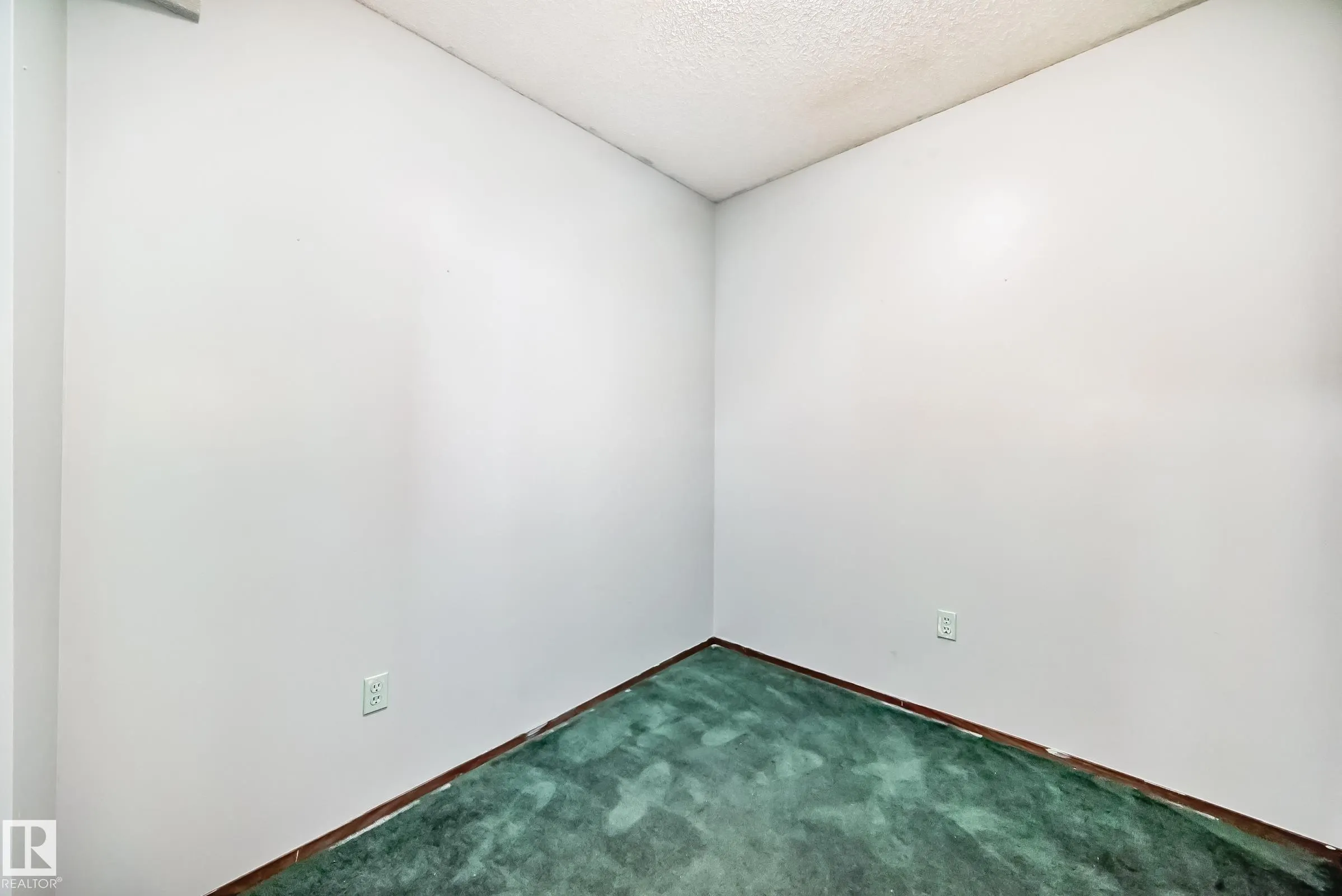 1068 JAMES Crescent