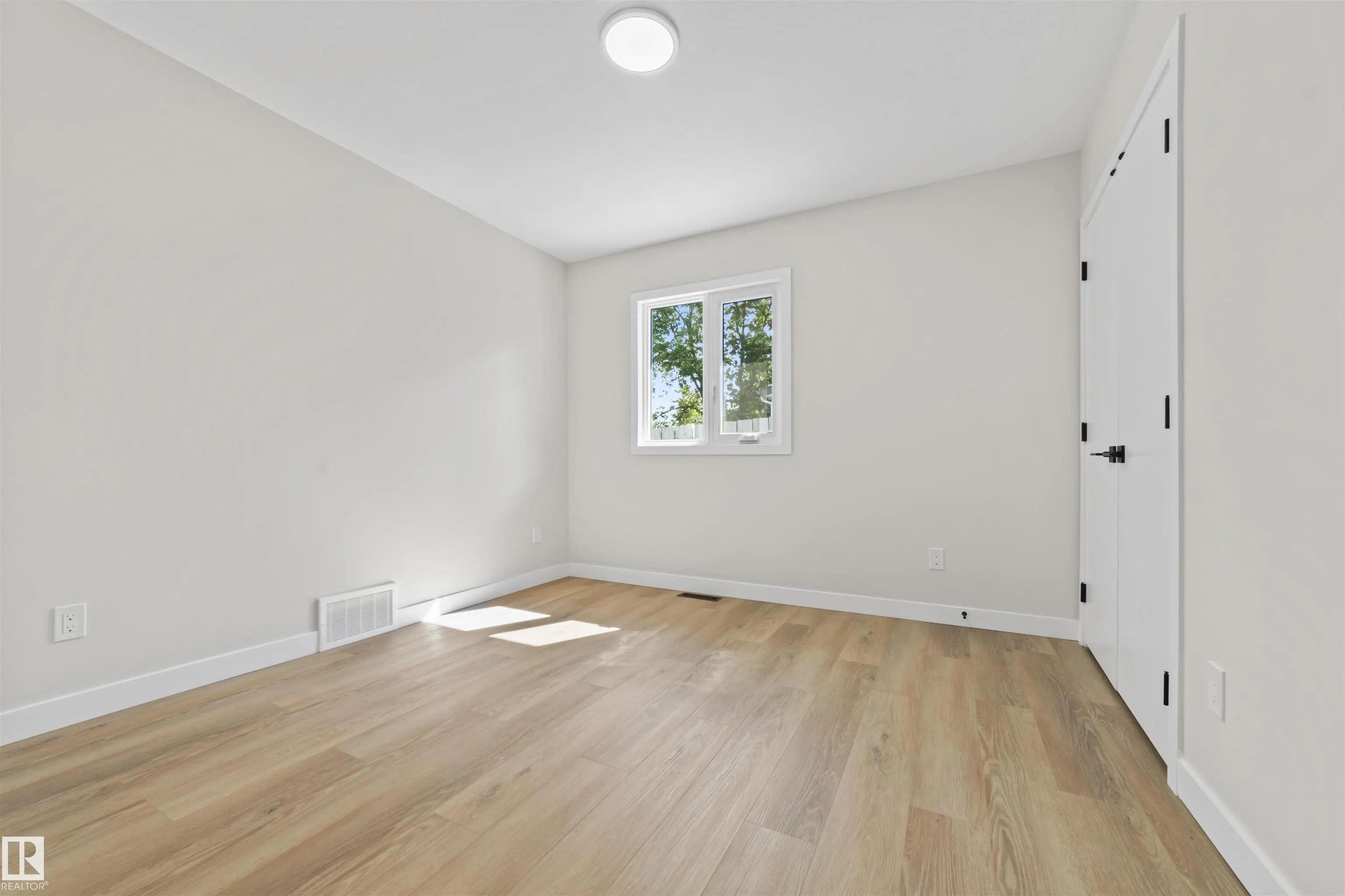 5032 55 AVE