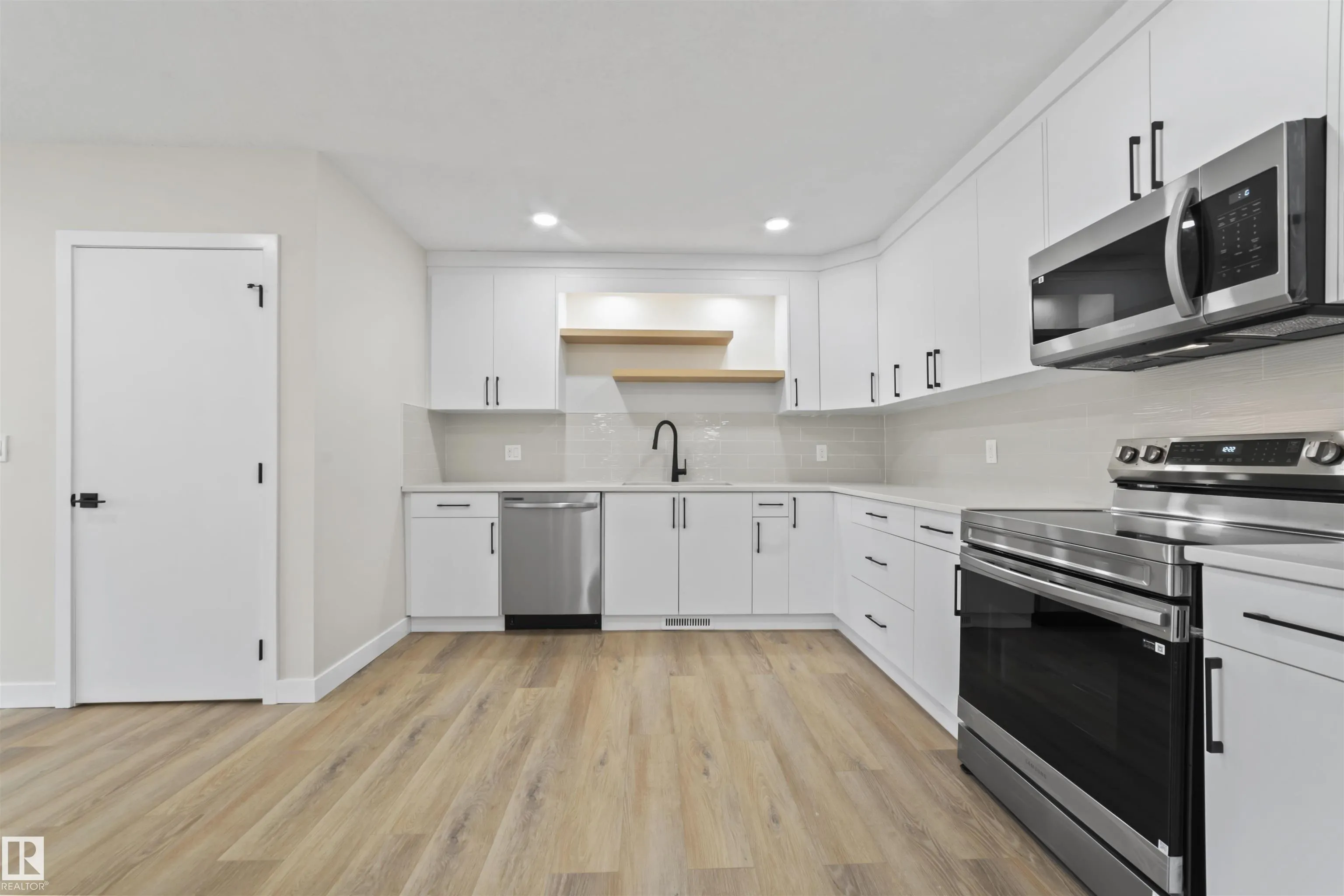 5032 55 AVE